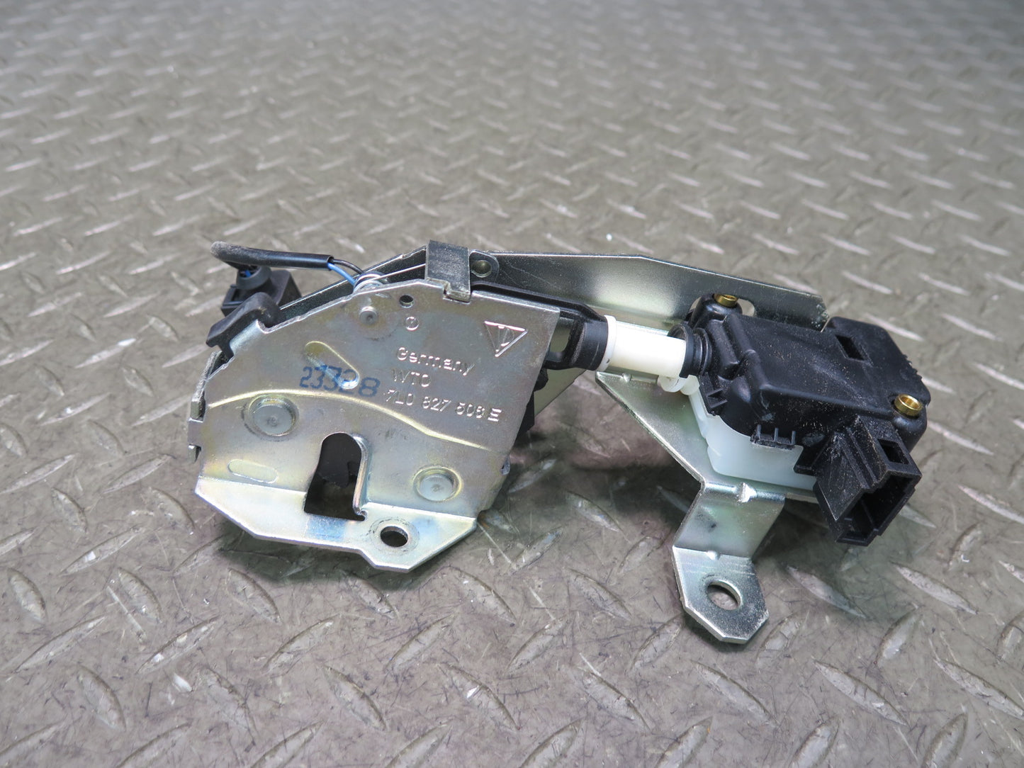2003-2010 Porsche Cayenne 957 Rear Trunk Window Lock Latch Actuator 7L0827506E