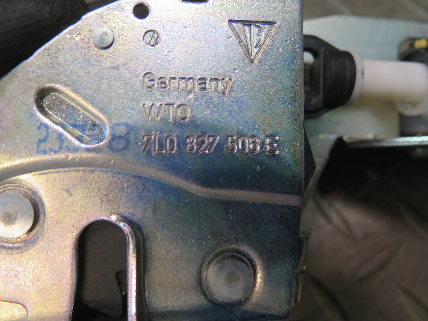2003-2010 Porsche Cayenne 957 Rear Trunk Window Lock Latch Actuator 7L0827506E