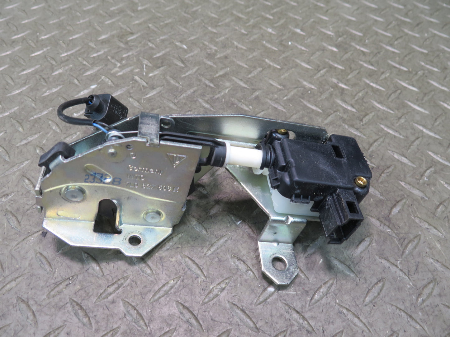 2003-2010 Porsche Cayenne 957 Rear Trunk Window Lock Latch Actuator 7L0827506E