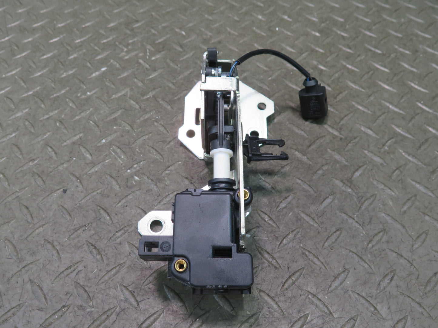 2003-2010 Porsche Cayenne 957 Rear Trunk Window Lock Latch Actuator 7L0827506E
