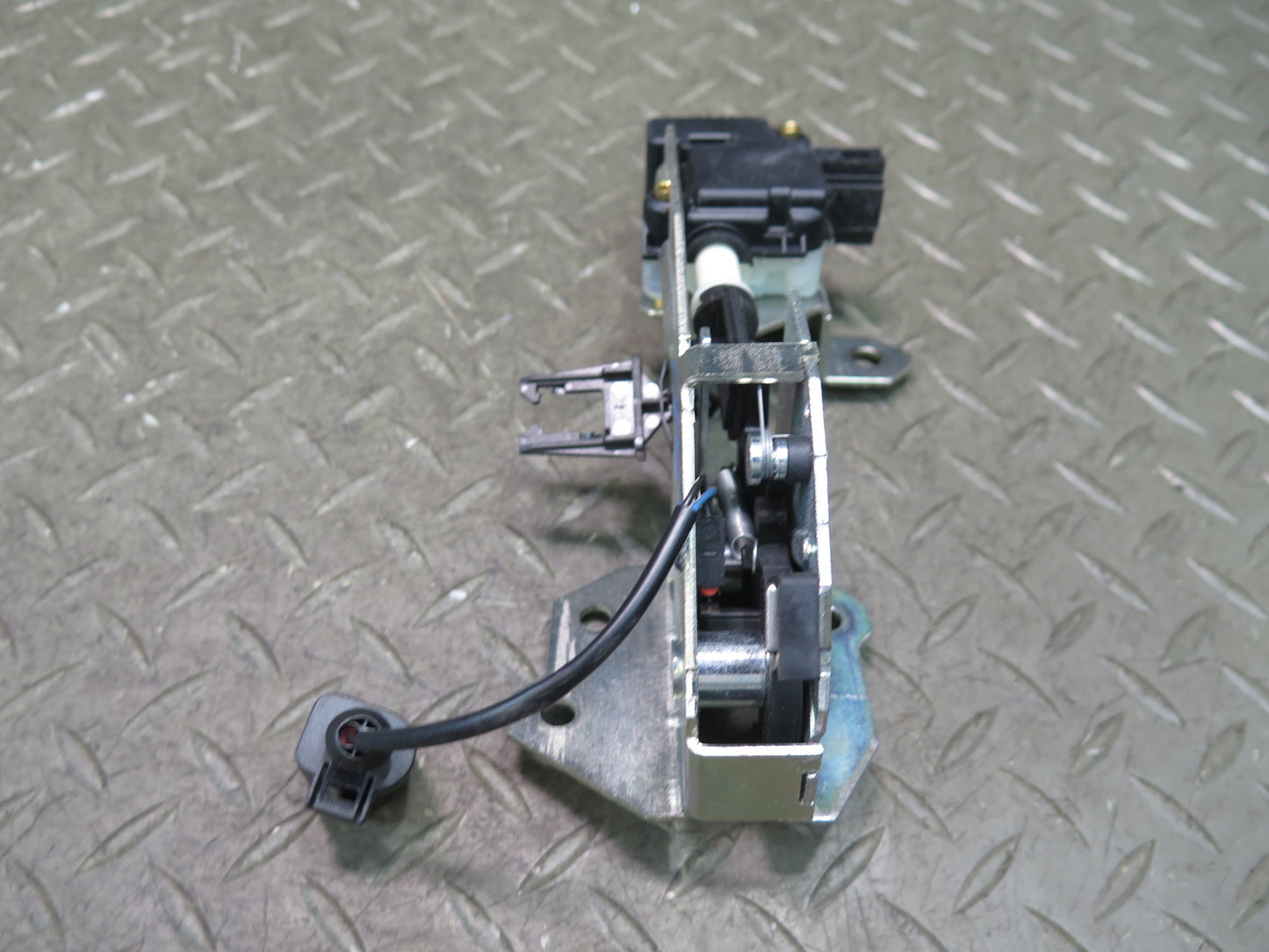 2003-2010 Porsche Cayenne 957 Rear Trunk Window Lock Latch Actuator 7L0827506E