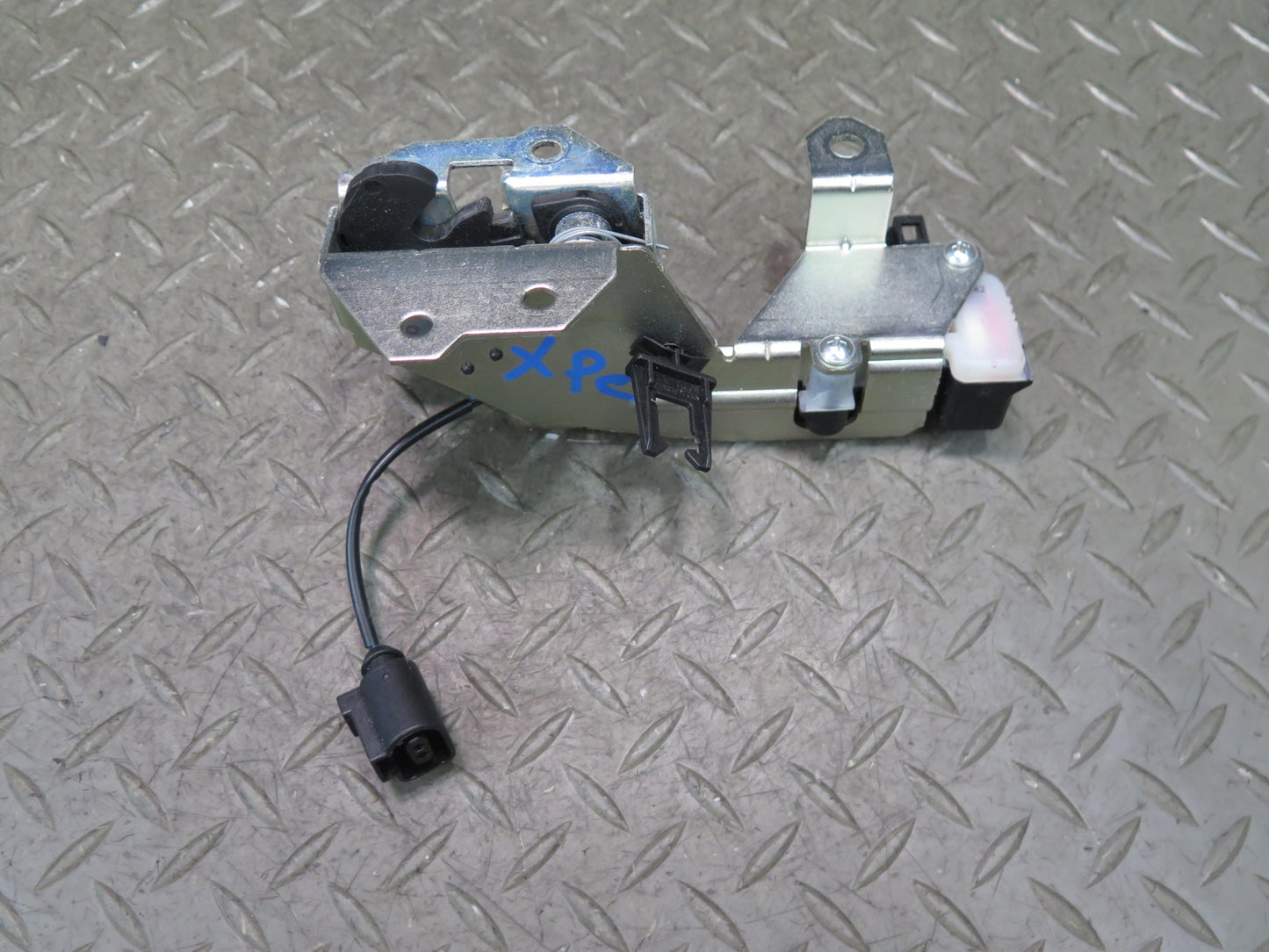 2003-2010 Porsche Cayenne 957 Rear Trunk Window Lock Latch Actuator 7L0827506E