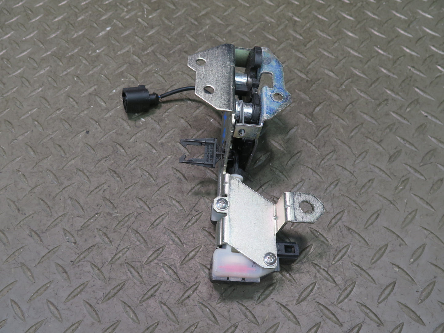 2003-2010 Porsche Cayenne 957 Rear Trunk Window Lock Latch Actuator 7L0827506E