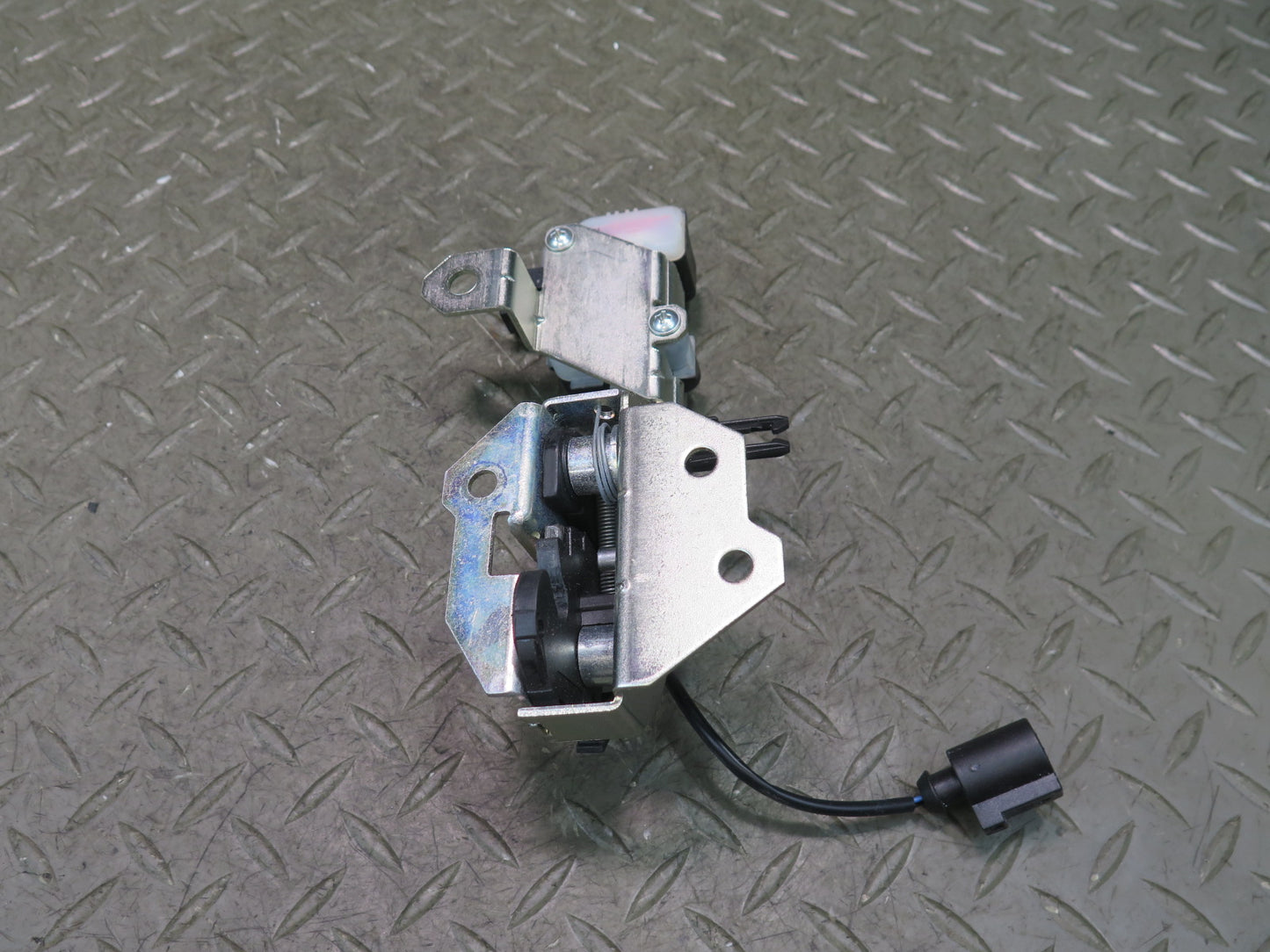 2003-2010 Porsche Cayenne 957 Rear Trunk Window Lock Latch Actuator 7L0827506E