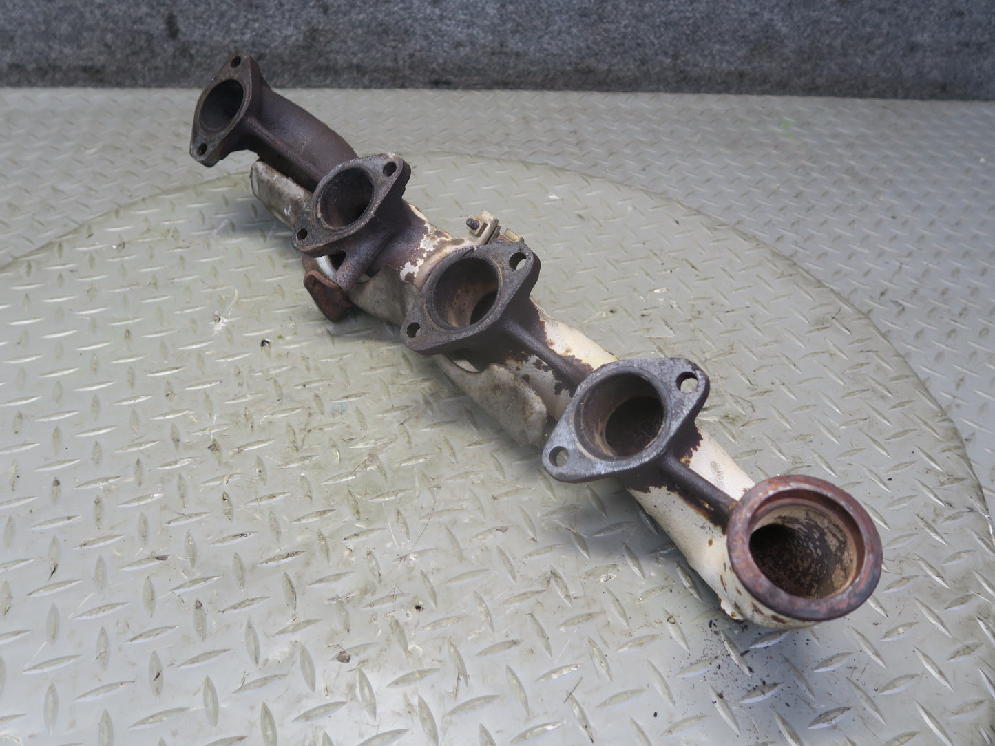 86-91 Mercedes W126 C126 560SEC 560SEL M117 Left Exhaust Manifold OEM