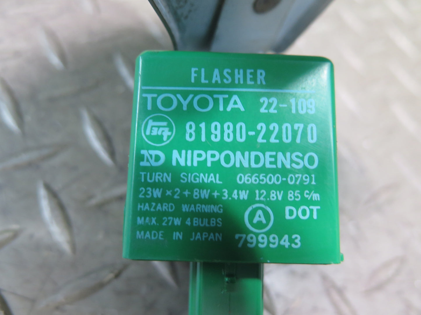 84-86 Toyota Cressida MX73 Turn Signal Flasher Relay w Mount 81980-22070 OEM