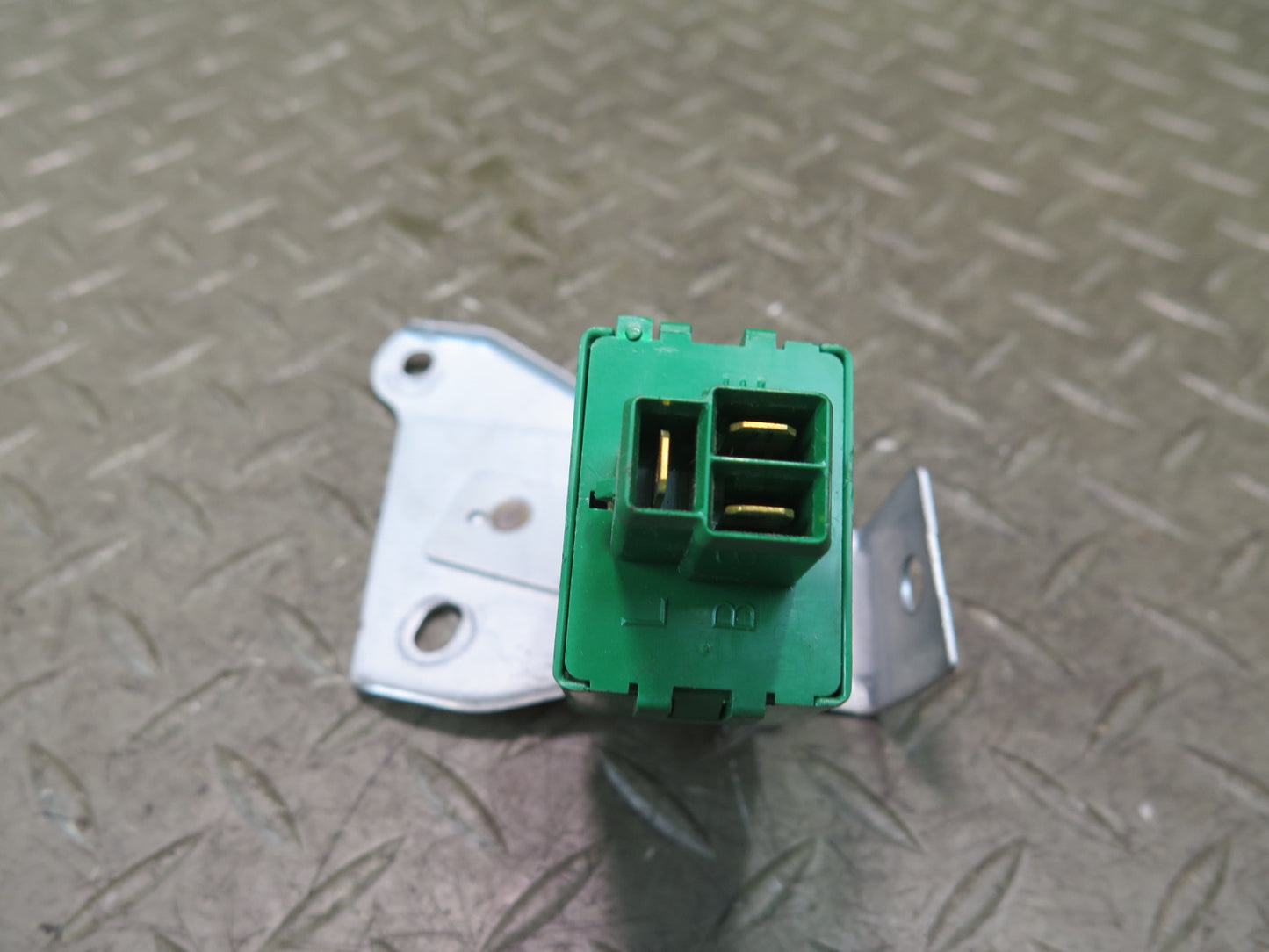 84-86 Toyota Cressida MX73 Turn Signal Flasher Relay w Mount 81980-22070 OEM