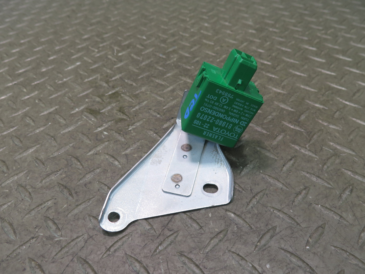 84-86 Toyota Cressida MX73 Turn Signal Flasher Relay w Mount 81980-22070 OEM