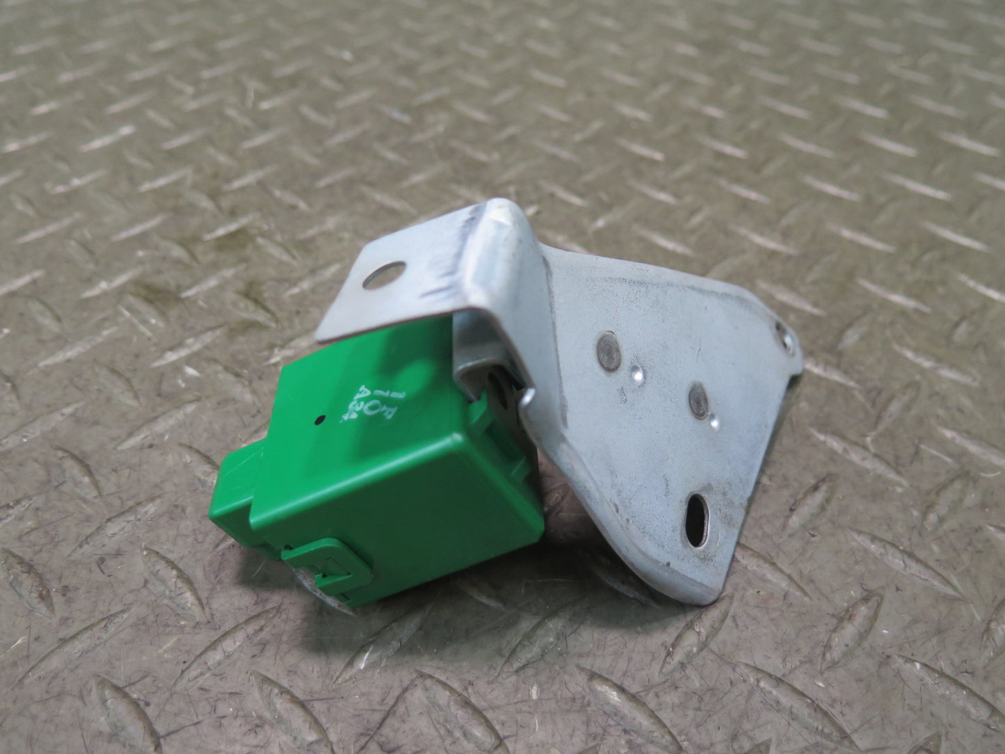 84-86 Toyota Cressida MX73 Turn Signal Flasher Relay w Mount 81980-22070 OEM