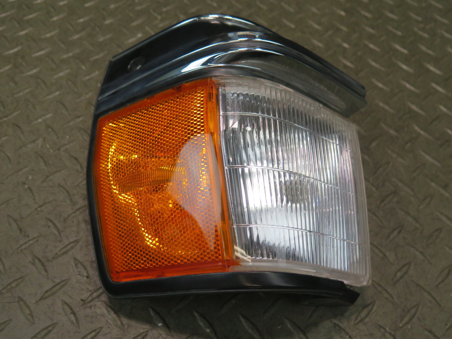 84-86 Toyota Cressida MX73 Front Left Turn Signal Clearance Light Lamp OEM