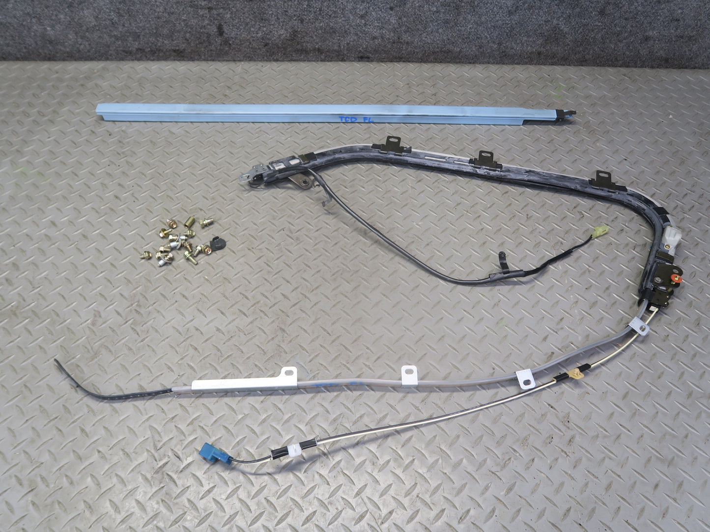 84-86 TOYOTA CRESSIDA MX73 FRONT LEFT ROOF SHOULDER BELT GUIDE RAIL ASSY OEM