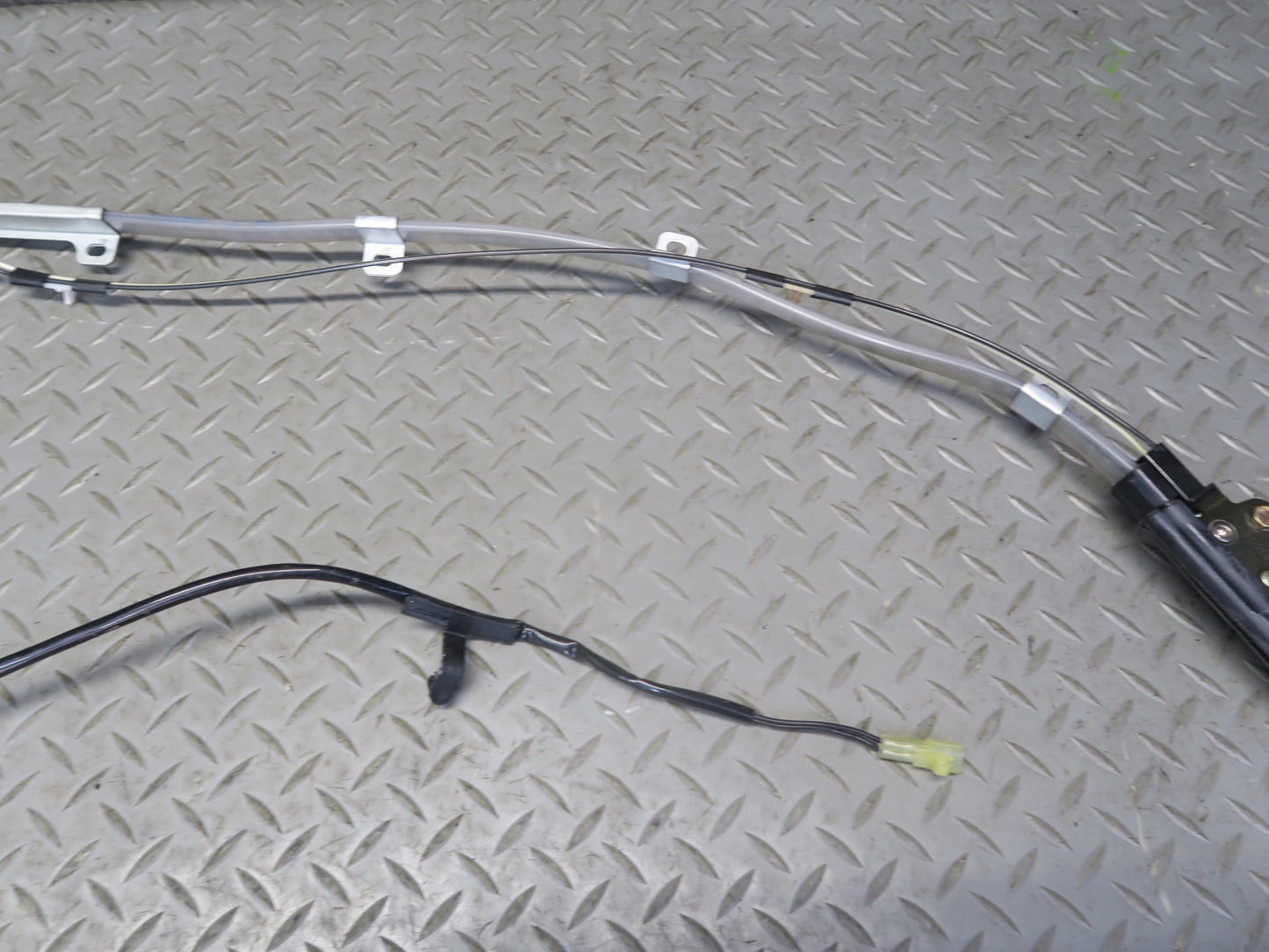 84-86 TOYOTA CRESSIDA MX73 FRONT LEFT ROOF SHOULDER BELT GUIDE RAIL ASSY OEM