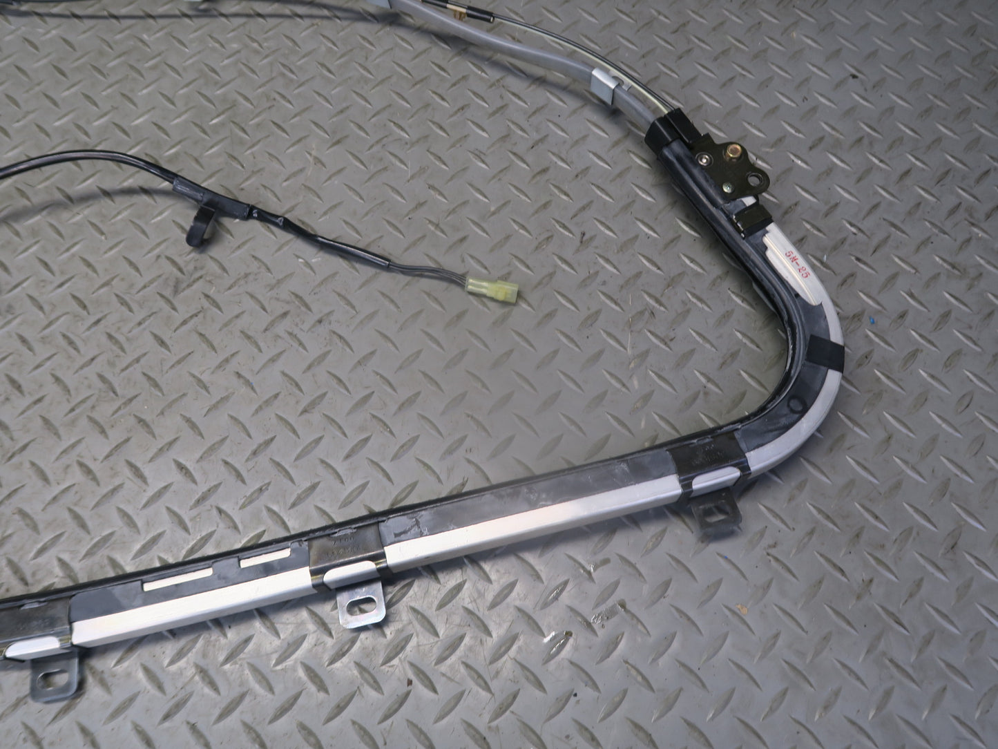 84-86 TOYOTA CRESSIDA MX73 FRONT LEFT ROOF SHOULDER BELT GUIDE RAIL ASSY OEM