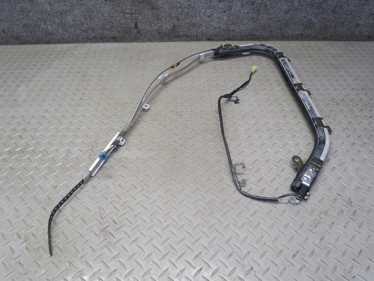 84-86 TOYOTA CRESSIDA MX73 FRONT LEFT ROOF SHOULDER BELT GUIDE RAIL ASSY OEM