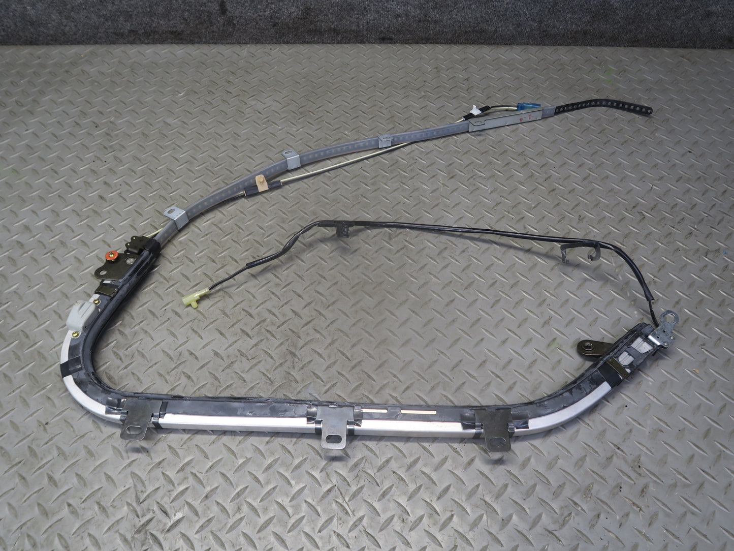 84-86 TOYOTA CRESSIDA MX73 FRONT LEFT ROOF SHOULDER BELT GUIDE RAIL ASSY OEM