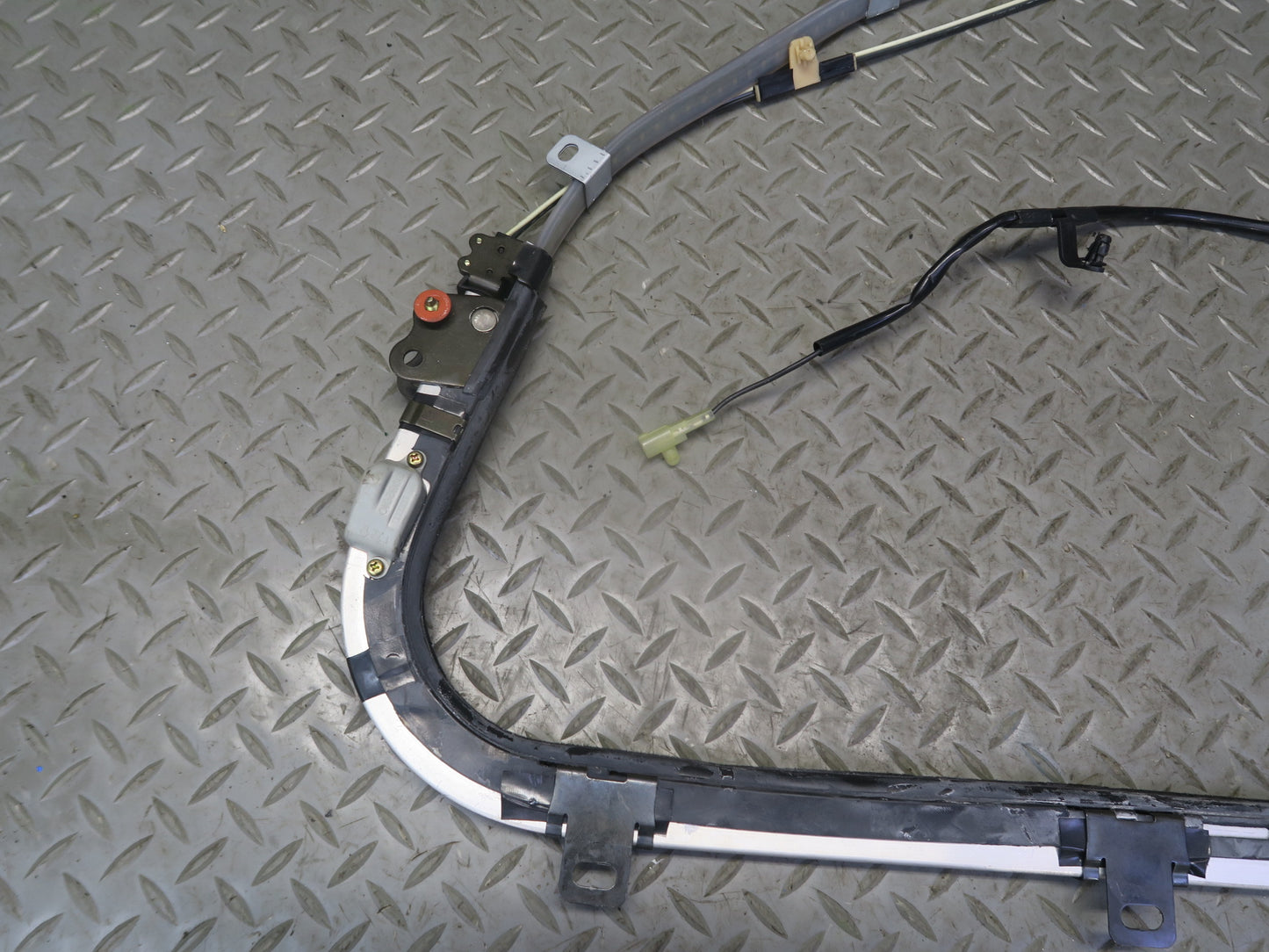 84-86 TOYOTA CRESSIDA MX73 FRONT LEFT ROOF SHOULDER BELT GUIDE RAIL ASSY OEM