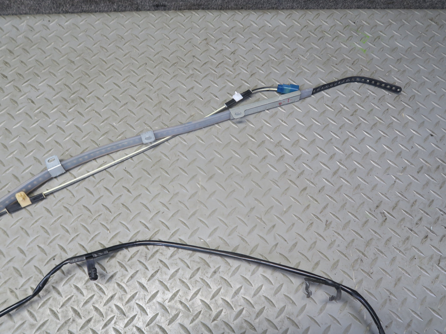 84-86 TOYOTA CRESSIDA MX73 FRONT LEFT ROOF SHOULDER BELT GUIDE RAIL ASSY OEM