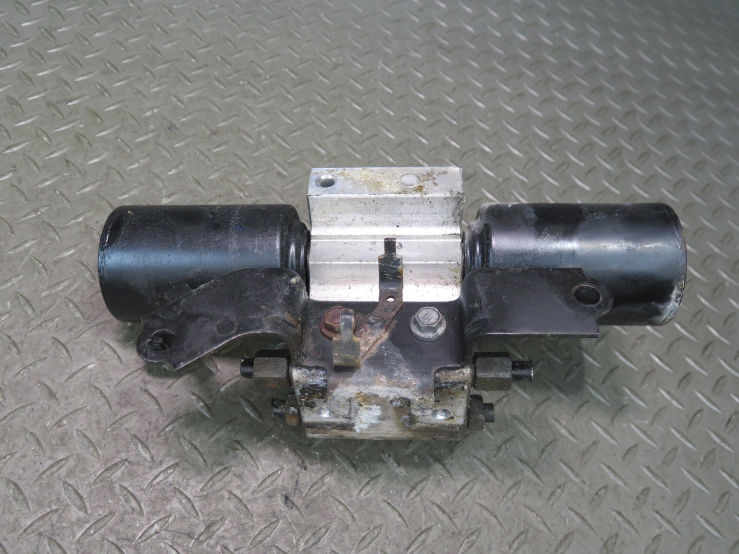 2010-2013 Lexus URJ150L GX460 Suspension Stabilizer Bar Actuator Pump w Bracket