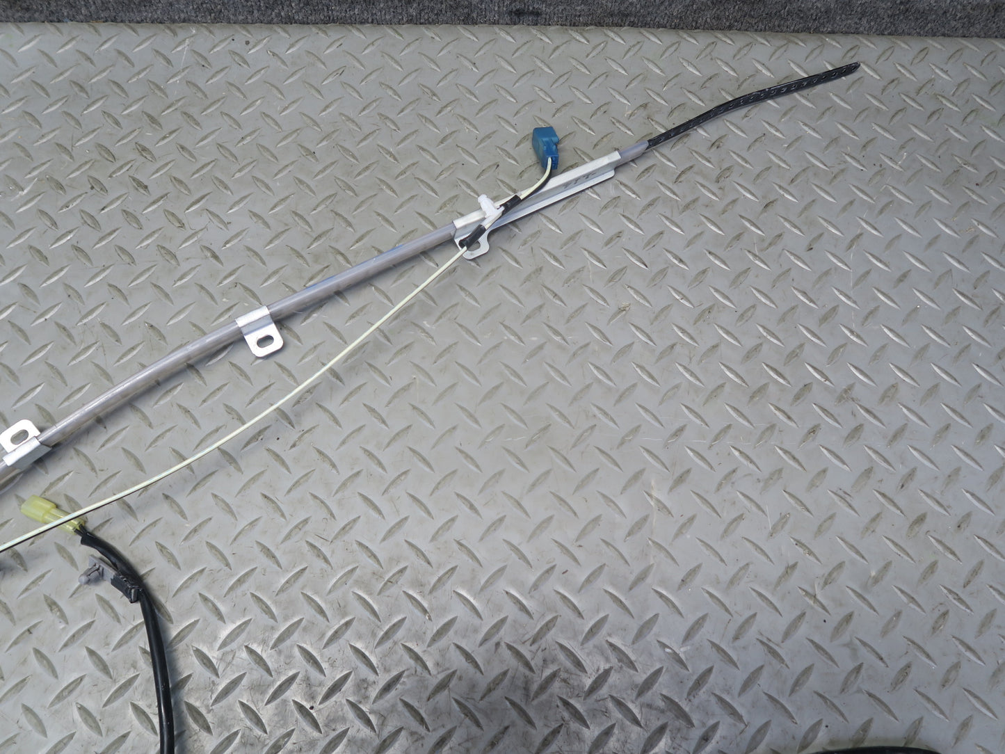 84-86 TOYOTA CRESSIDA MX73 FRONT RIGHT ROOF SHOULDER BELT GUIDE RAIL ASSY OEM