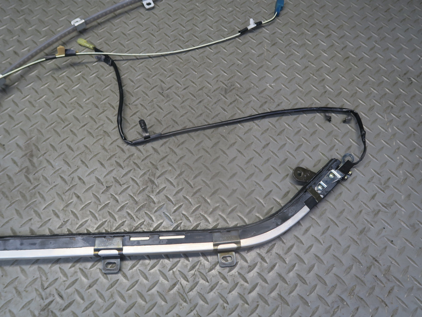 84-86 TOYOTA CRESSIDA MX73 FRONT RIGHT ROOF SHOULDER BELT GUIDE RAIL ASSY OEM