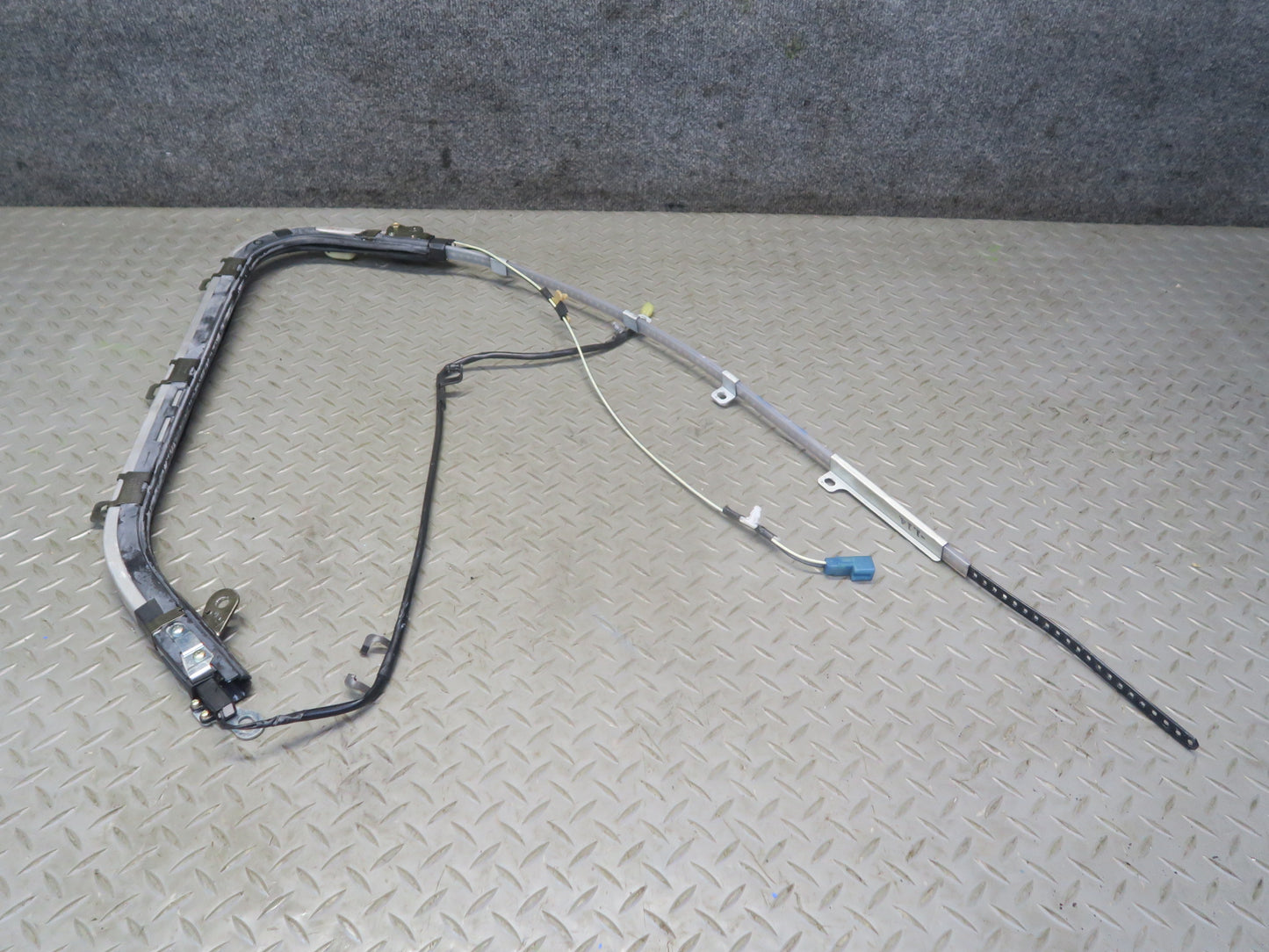 84-86 TOYOTA CRESSIDA MX73 FRONT RIGHT ROOF SHOULDER BELT GUIDE RAIL ASSY OEM