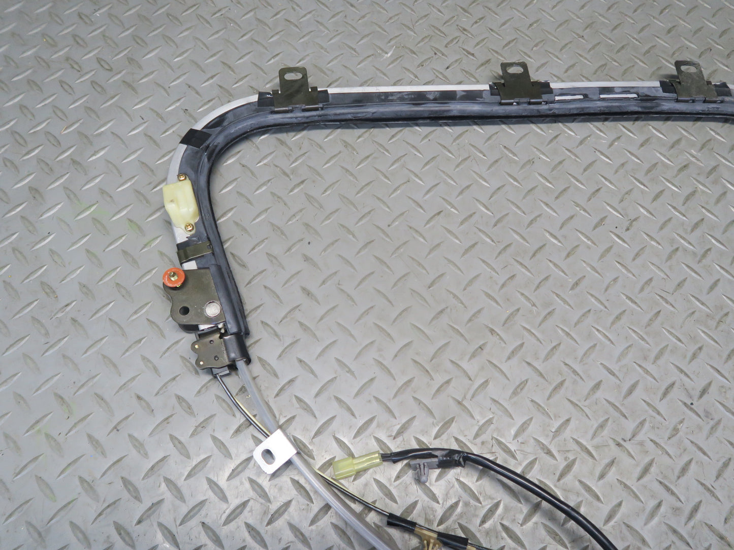 84-86 TOYOTA CRESSIDA MX73 FRONT RIGHT ROOF SHOULDER BELT GUIDE RAIL ASSY OEM