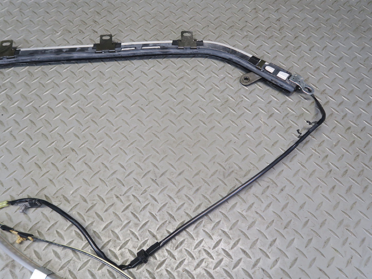 84-86 TOYOTA CRESSIDA MX73 FRONT RIGHT ROOF SHOULDER BELT GUIDE RAIL ASSY OEM
