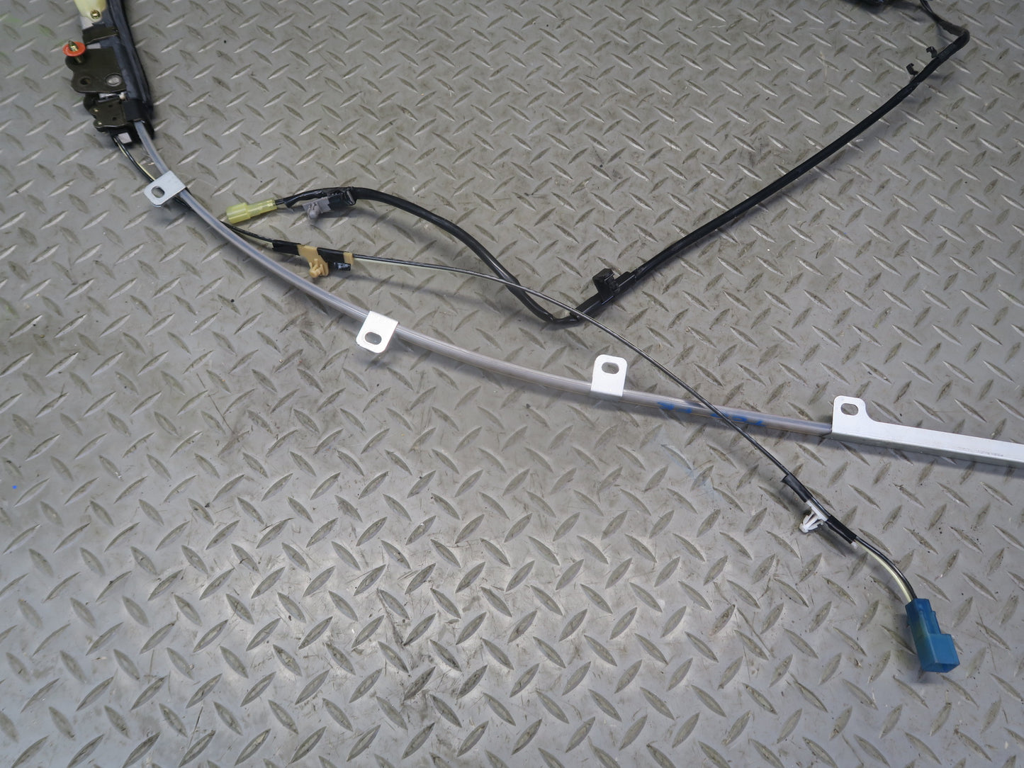 84-86 TOYOTA CRESSIDA MX73 FRONT RIGHT ROOF SHOULDER BELT GUIDE RAIL ASSY OEM