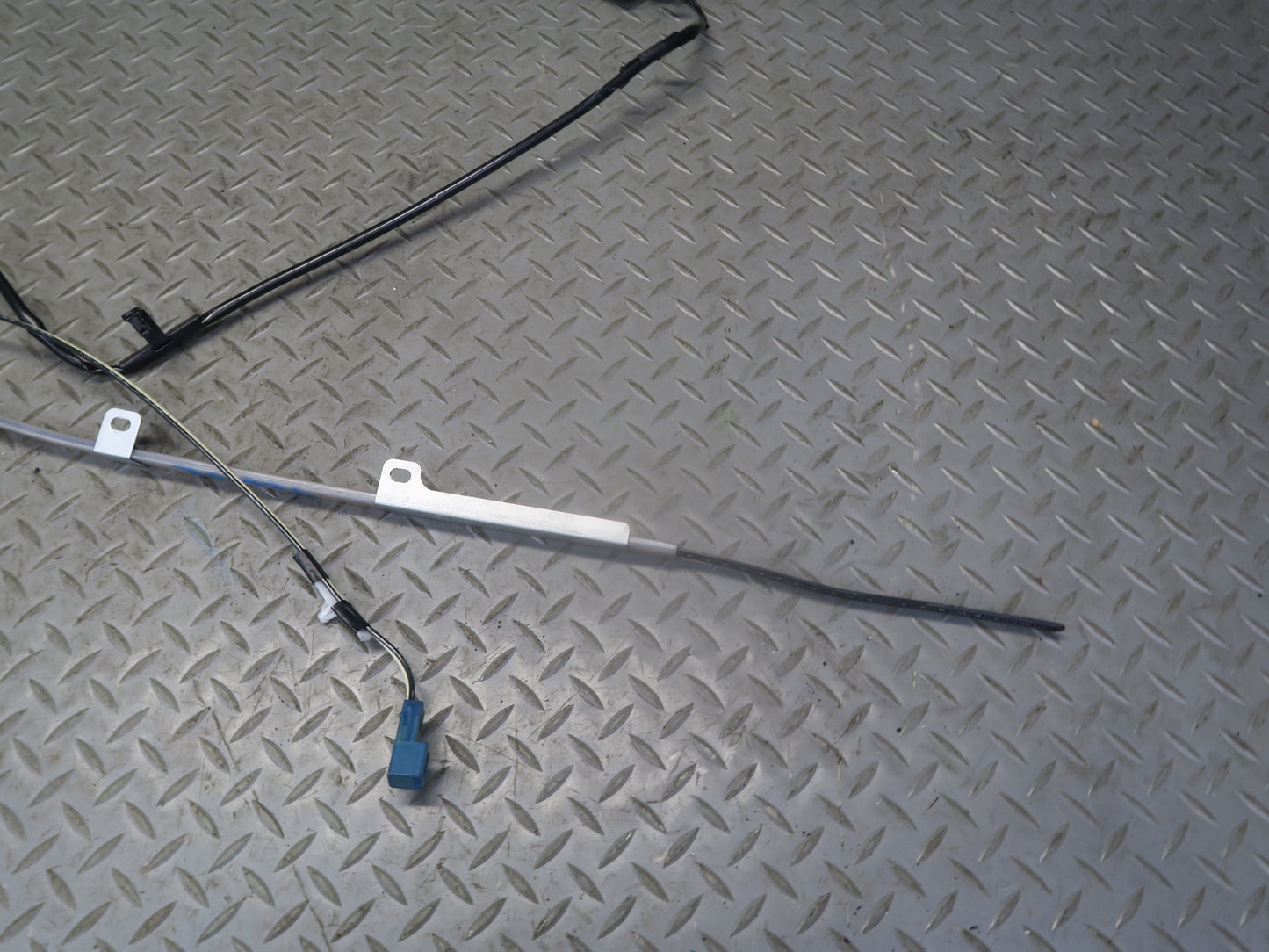 84-86 TOYOTA CRESSIDA MX73 FRONT RIGHT ROOF SHOULDER BELT GUIDE RAIL ASSY OEM