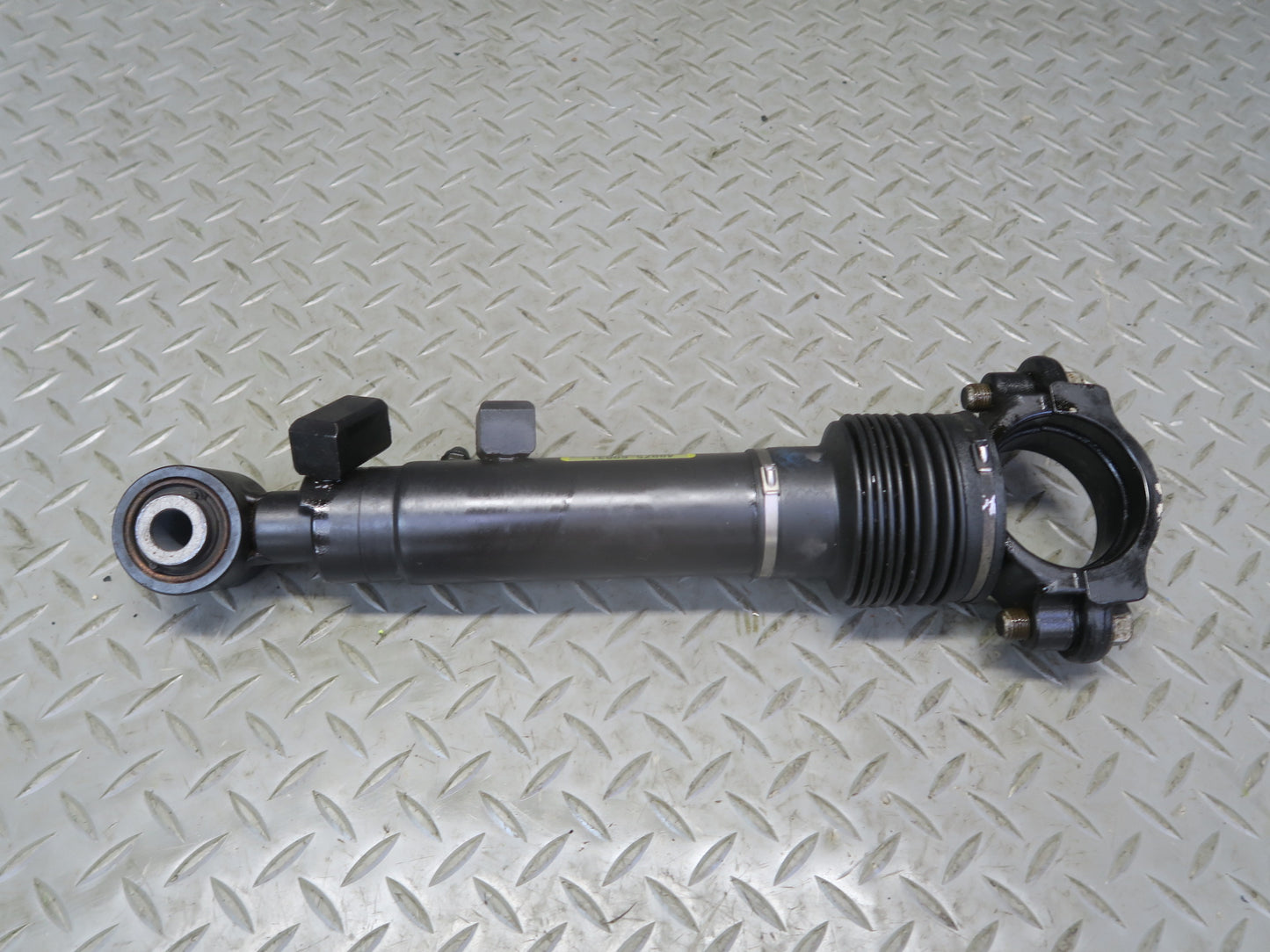 2010-2013 Lexus URJ150L GX460 AWD Front Stabilizer Hydraulic Cylinder