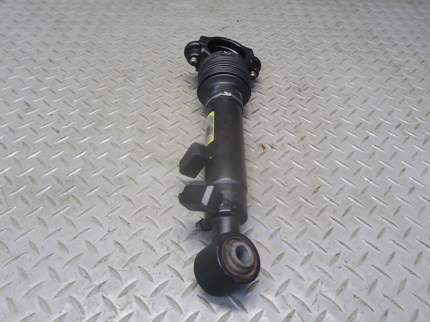 2010-2013 Lexus URJ150L GX460 AWD Front Stabilizer Hydraulic Cylinder