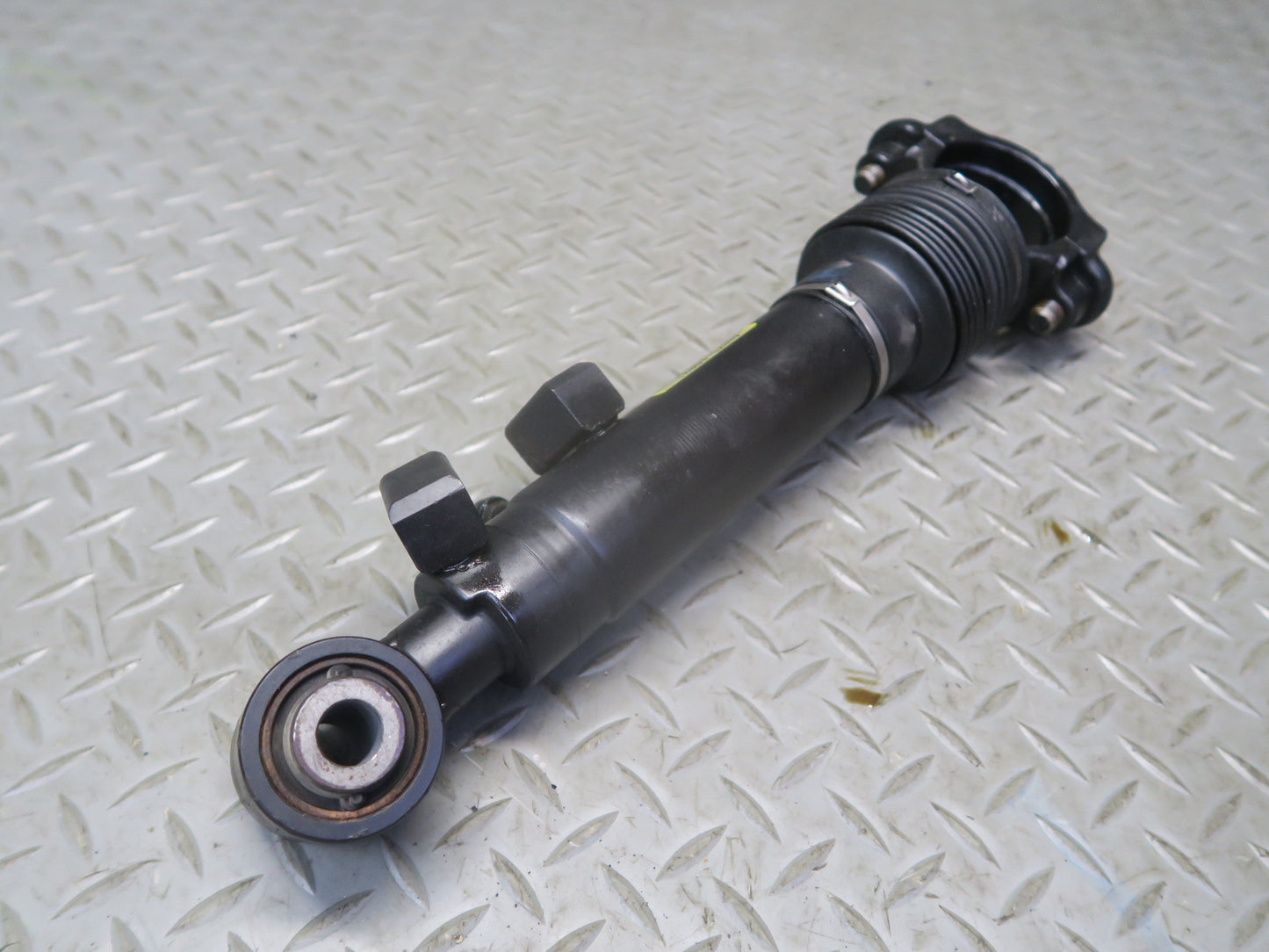 2010-2013 Lexus URJ150L GX460 AWD Front Stabilizer Hydraulic Cylinder