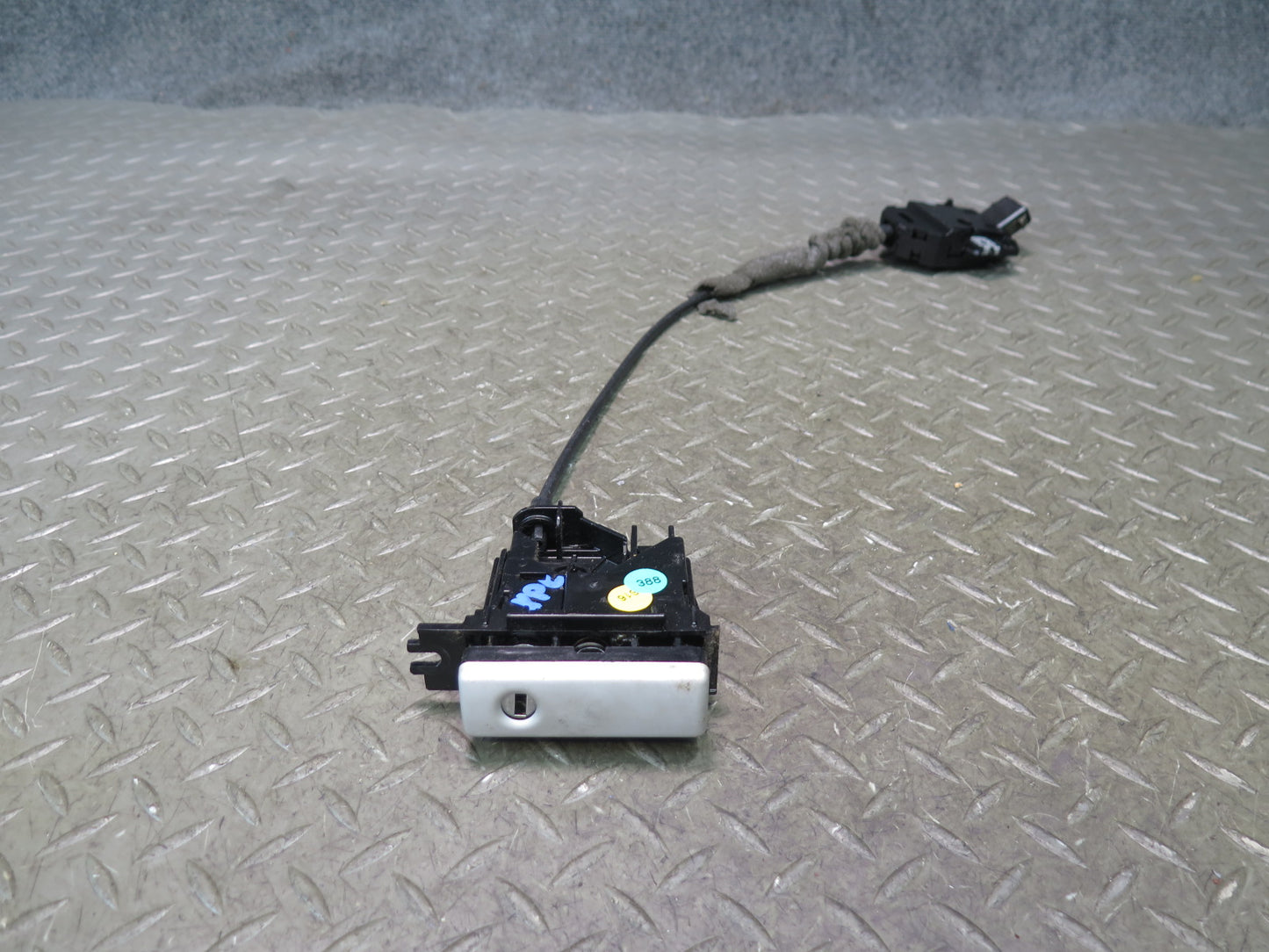 2003-2010 Porsche Cayenne 957 Glove Box Open Release Handle Lock Latch