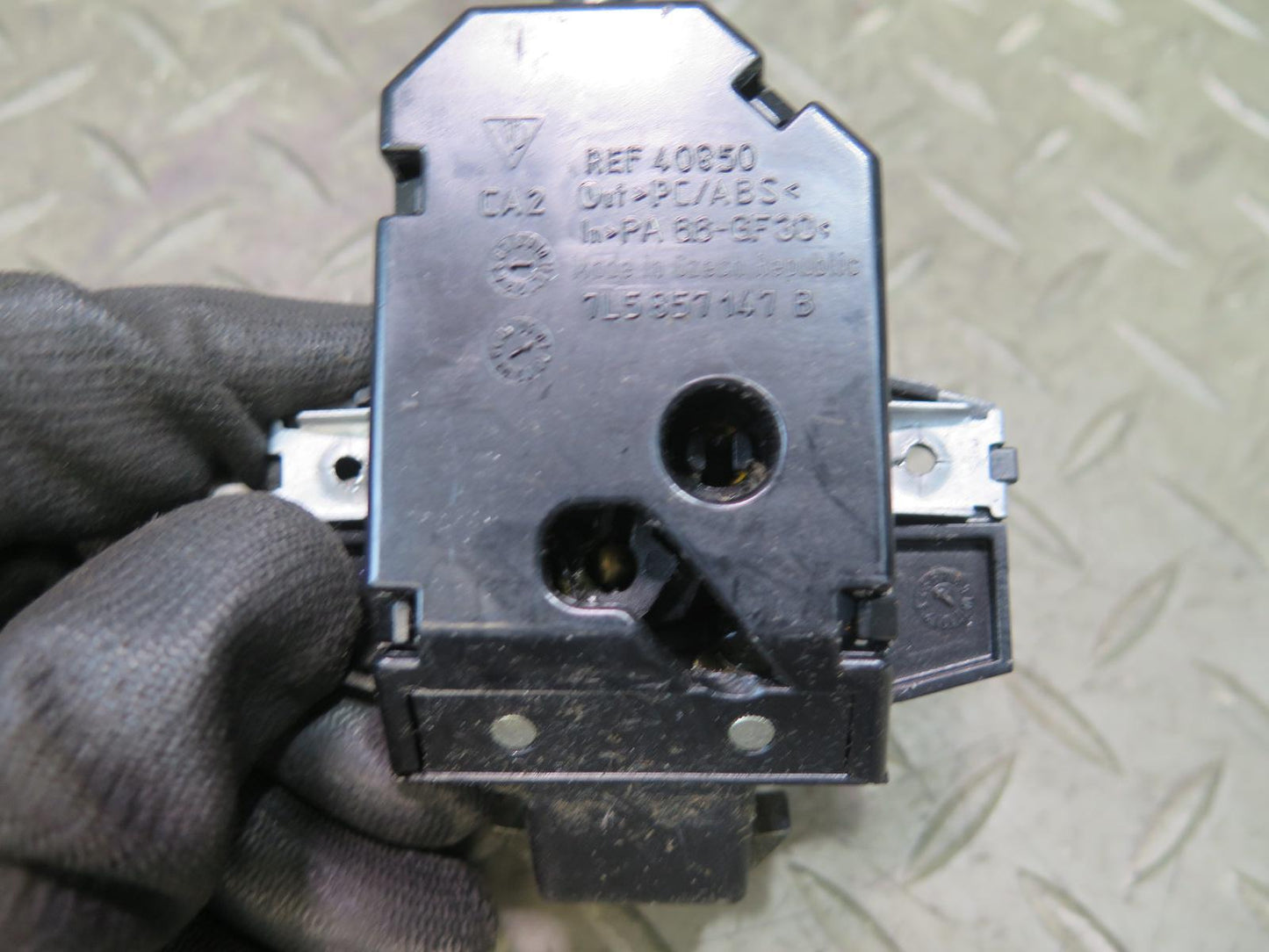 2003-2010 Porsche Cayenne 957 Glove Box Open Release Handle Lock Latch