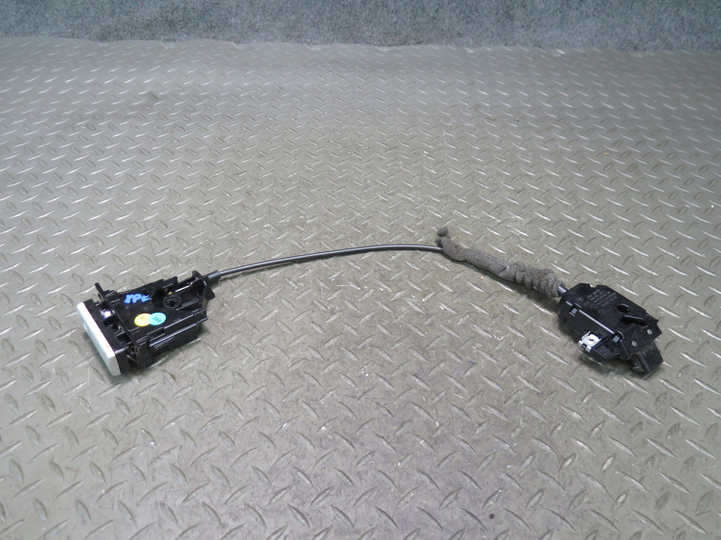 2003-2010 Porsche Cayenne 957 Glove Box Open Release Handle Lock Latch