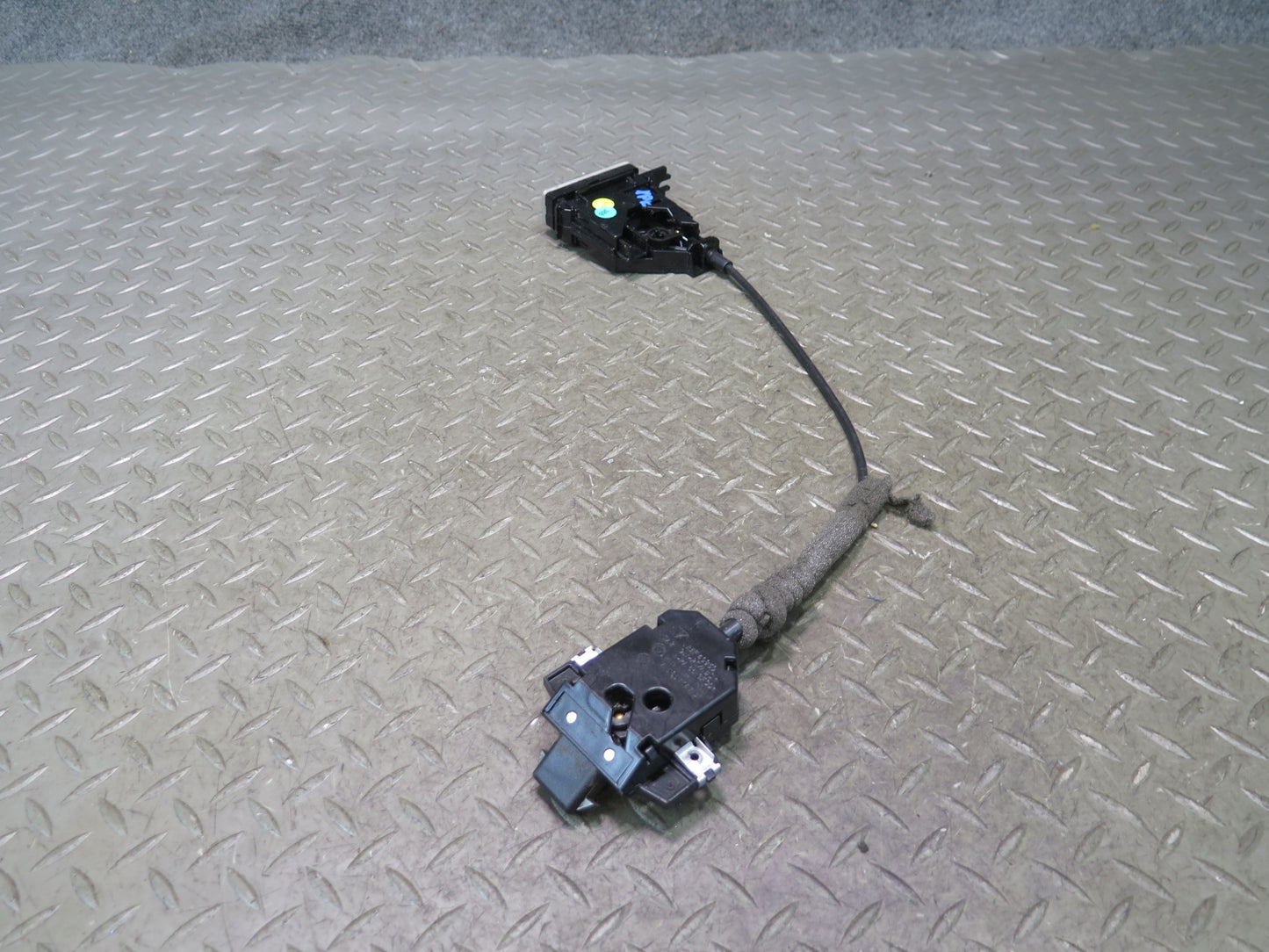 2003-2010 Porsche Cayenne 957 Glove Box Open Release Handle Lock Latch