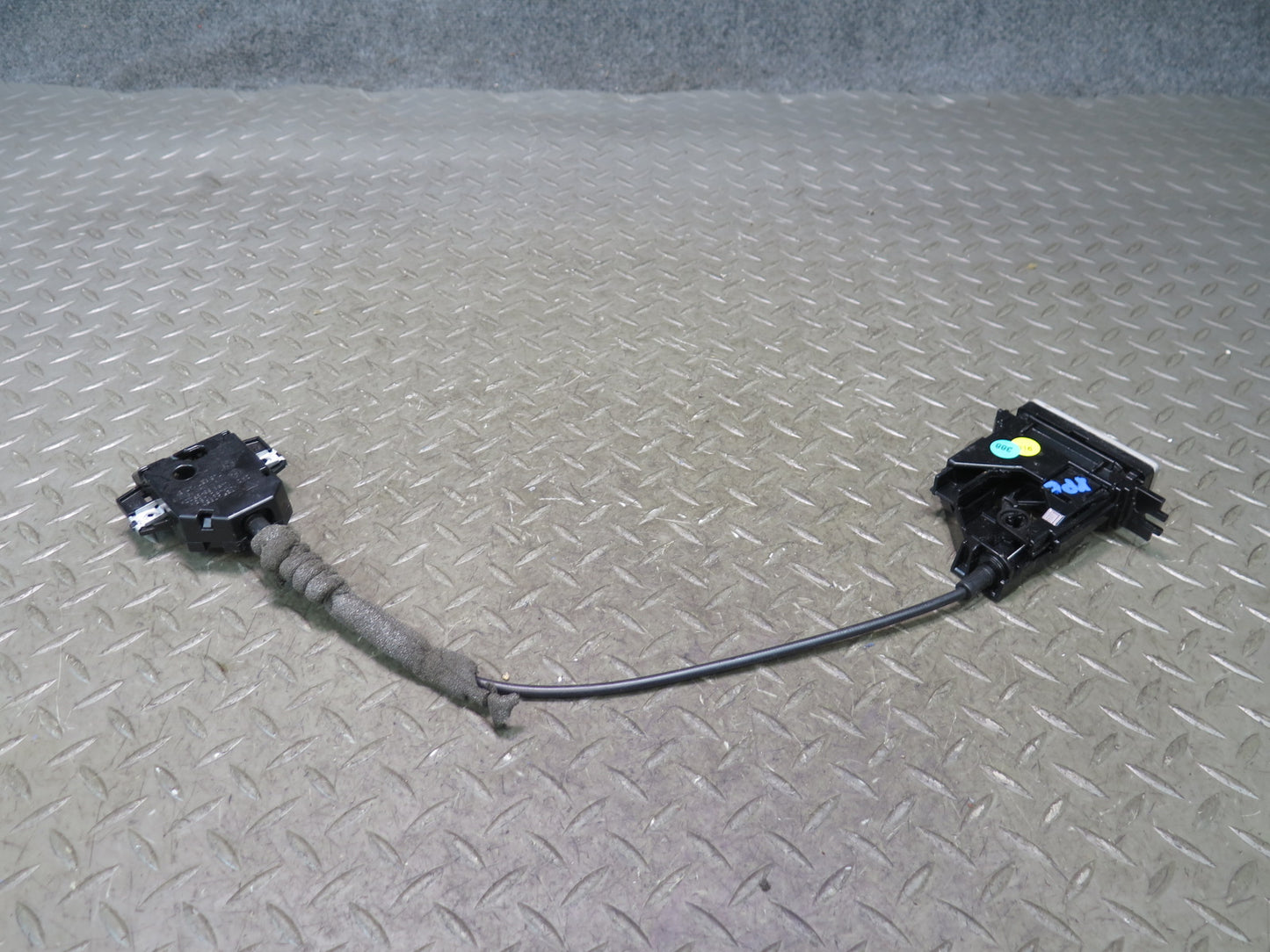2003-2010 Porsche Cayenne 957 Glove Box Open Release Handle Lock Latch