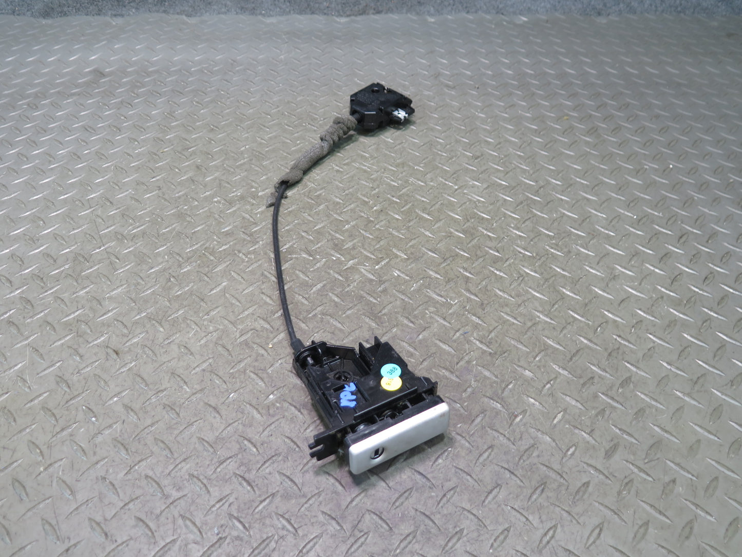 2003-2010 Porsche Cayenne 957 Glove Box Open Release Handle Lock Latch
