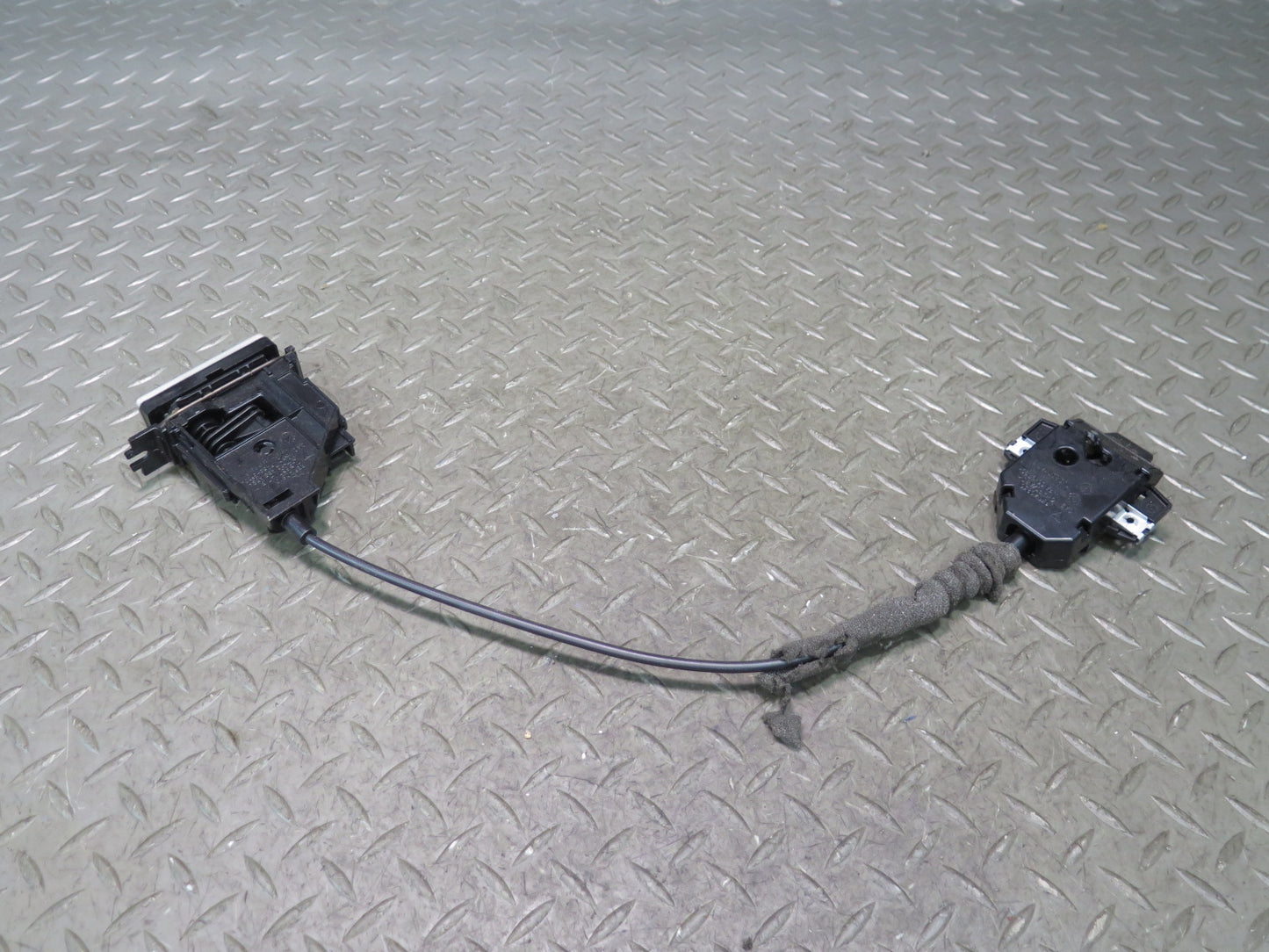 2003-2010 Porsche Cayenne 957 Glove Box Open Release Handle Lock Latch
