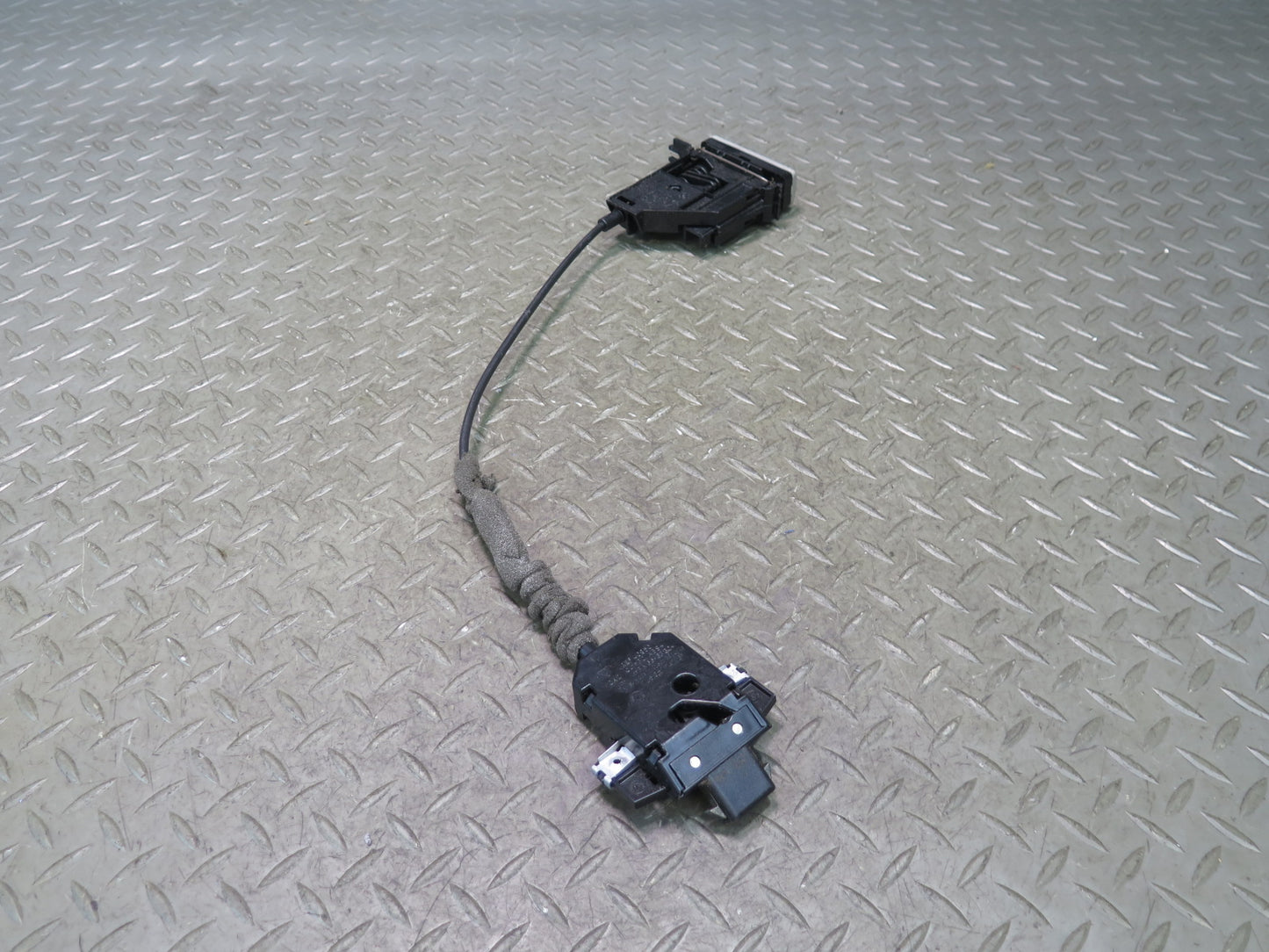 2003-2010 Porsche Cayenne 957 Glove Box Open Release Handle Lock Latch