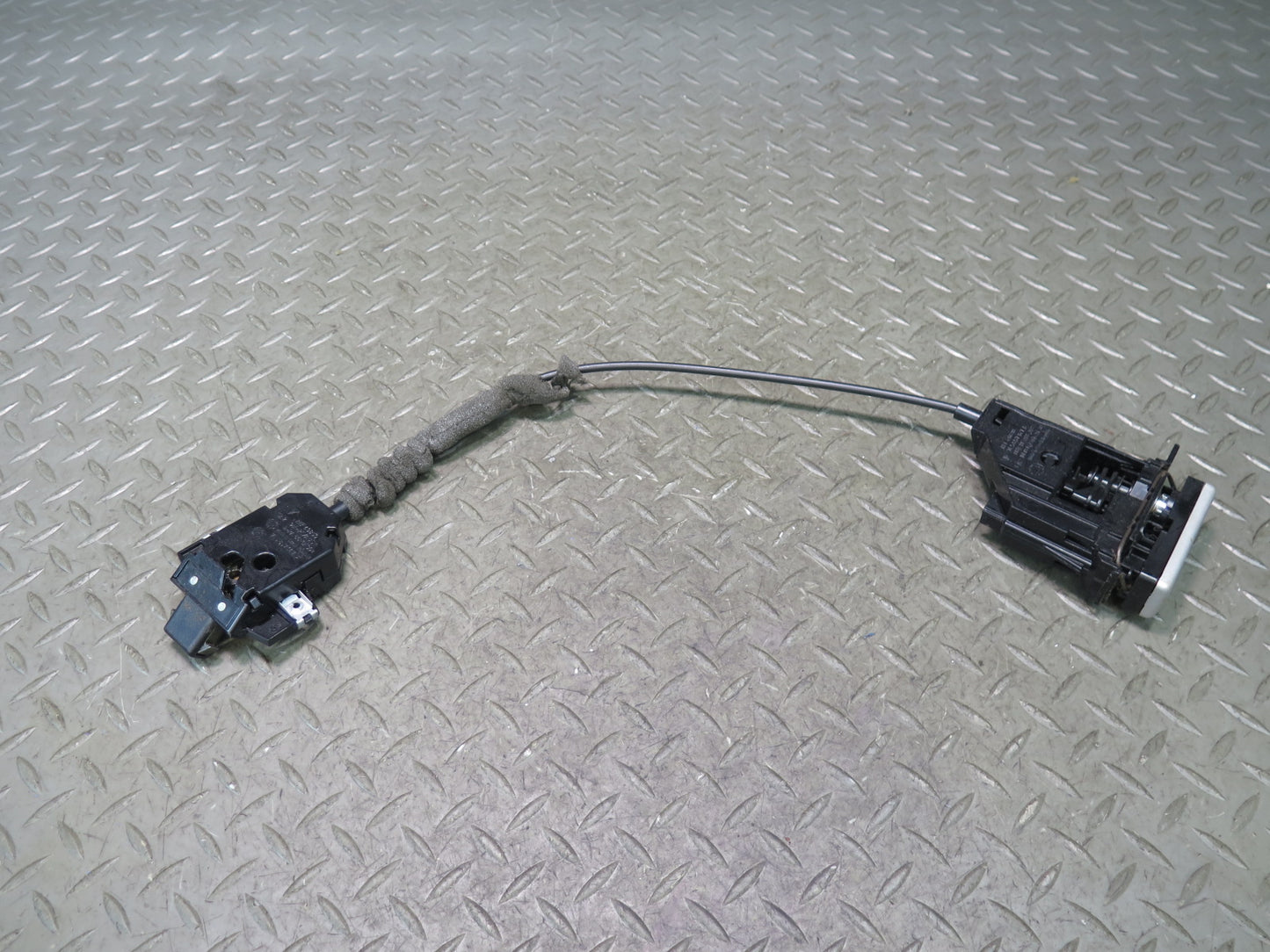 2003-2010 Porsche Cayenne 957 Glove Box Open Release Handle Lock Latch