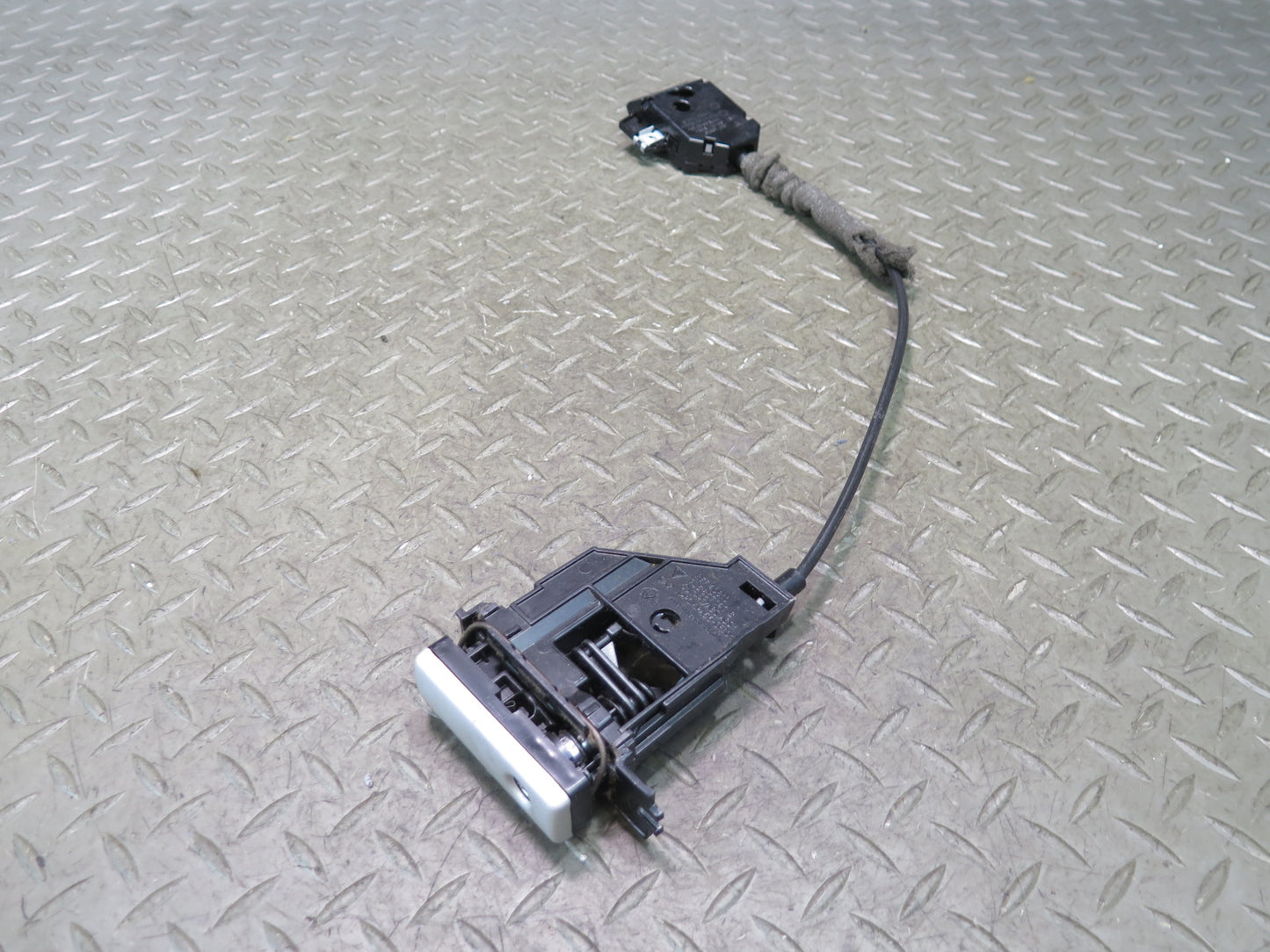 2003-2010 Porsche Cayenne 957 Glove Box Open Release Handle Lock Latch