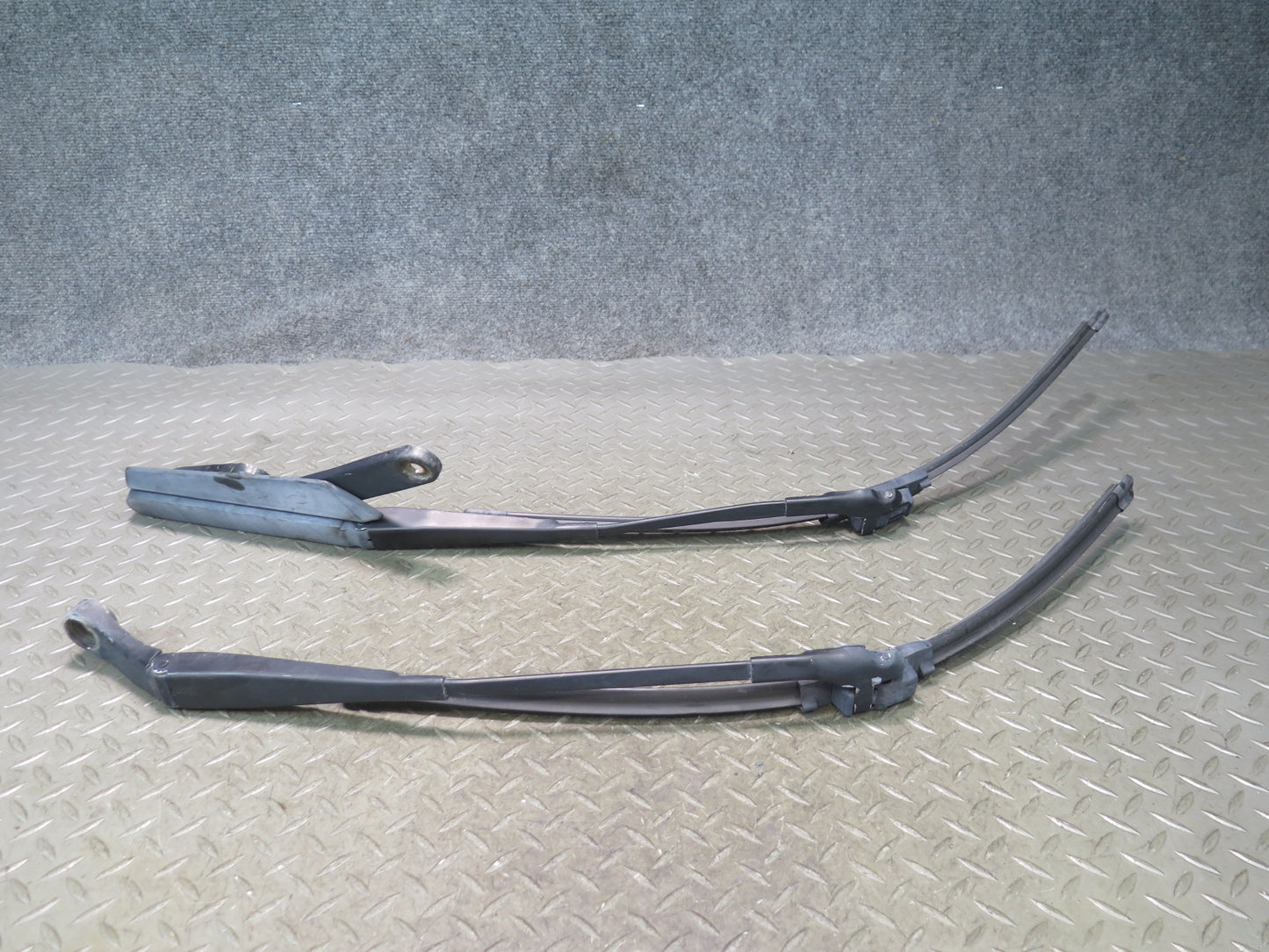 2003-2010 Porsche Cayenne 957 Front Left & Right Windshield Wiper Arm Set of 2