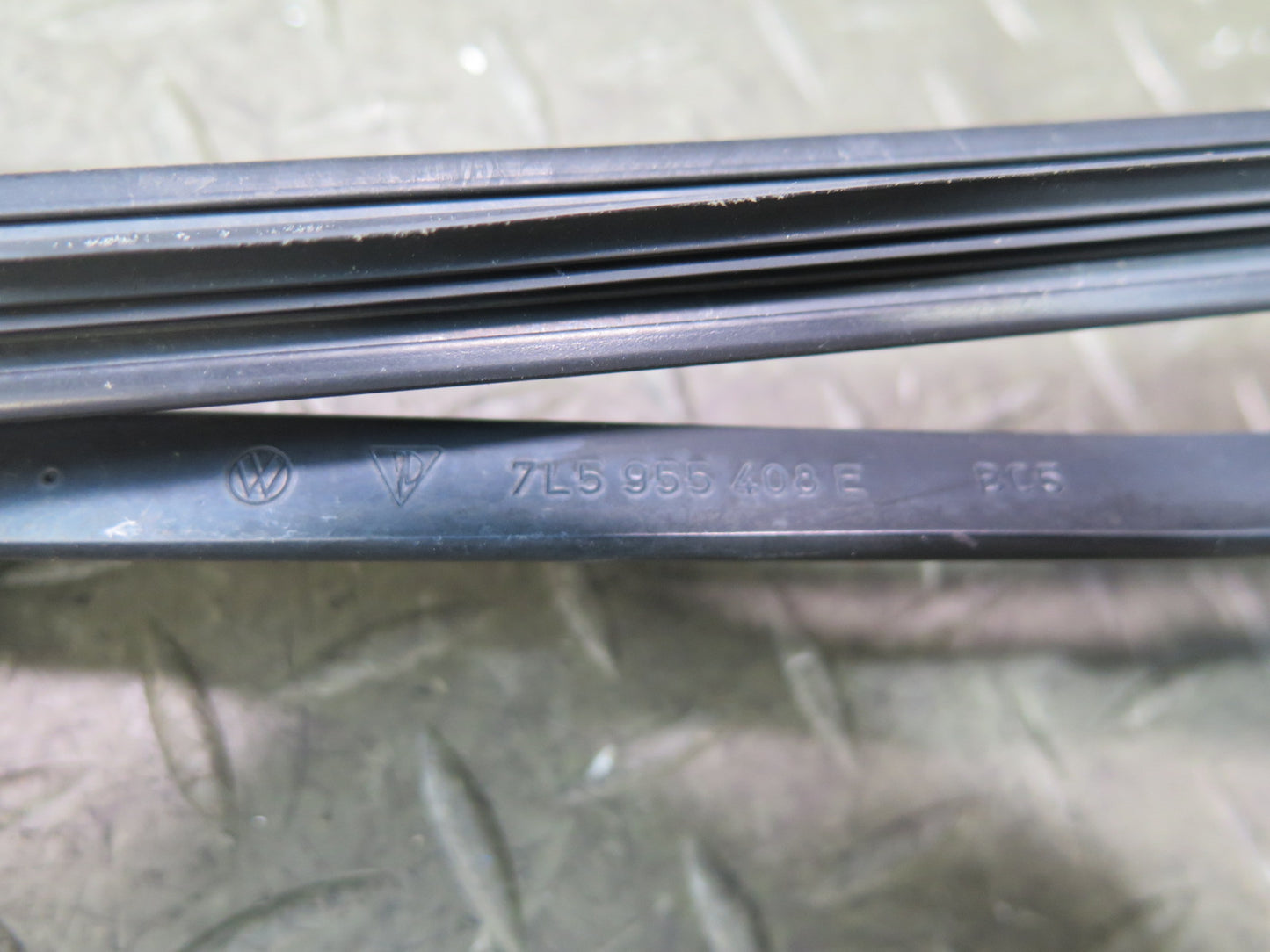 2003-2010 Porsche Cayenne 957 Front Left & Right Windshield Wiper Arm Set of 2