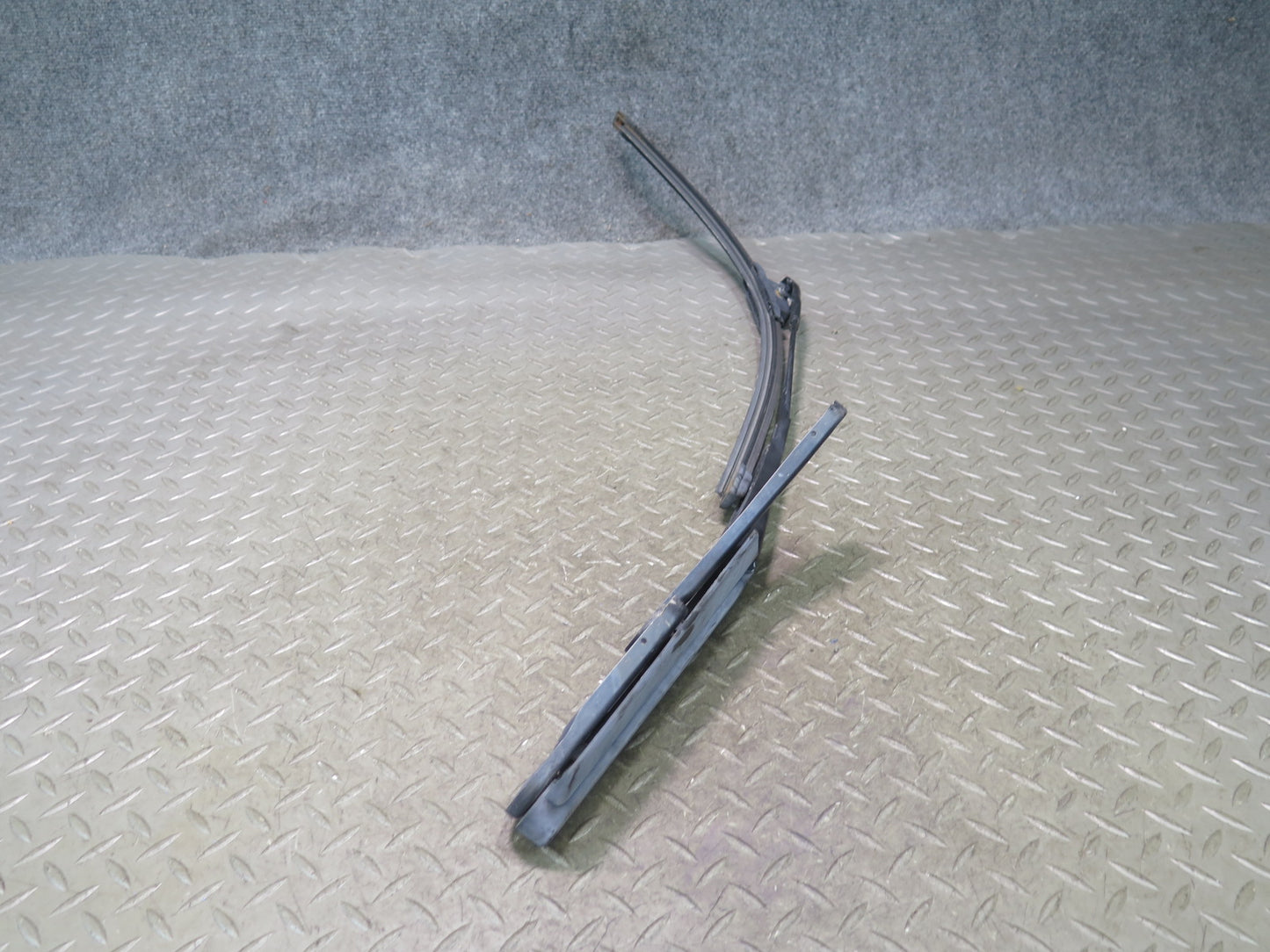 2003-2010 Porsche Cayenne 957 Front Left & Right Windshield Wiper Arm Set of 2