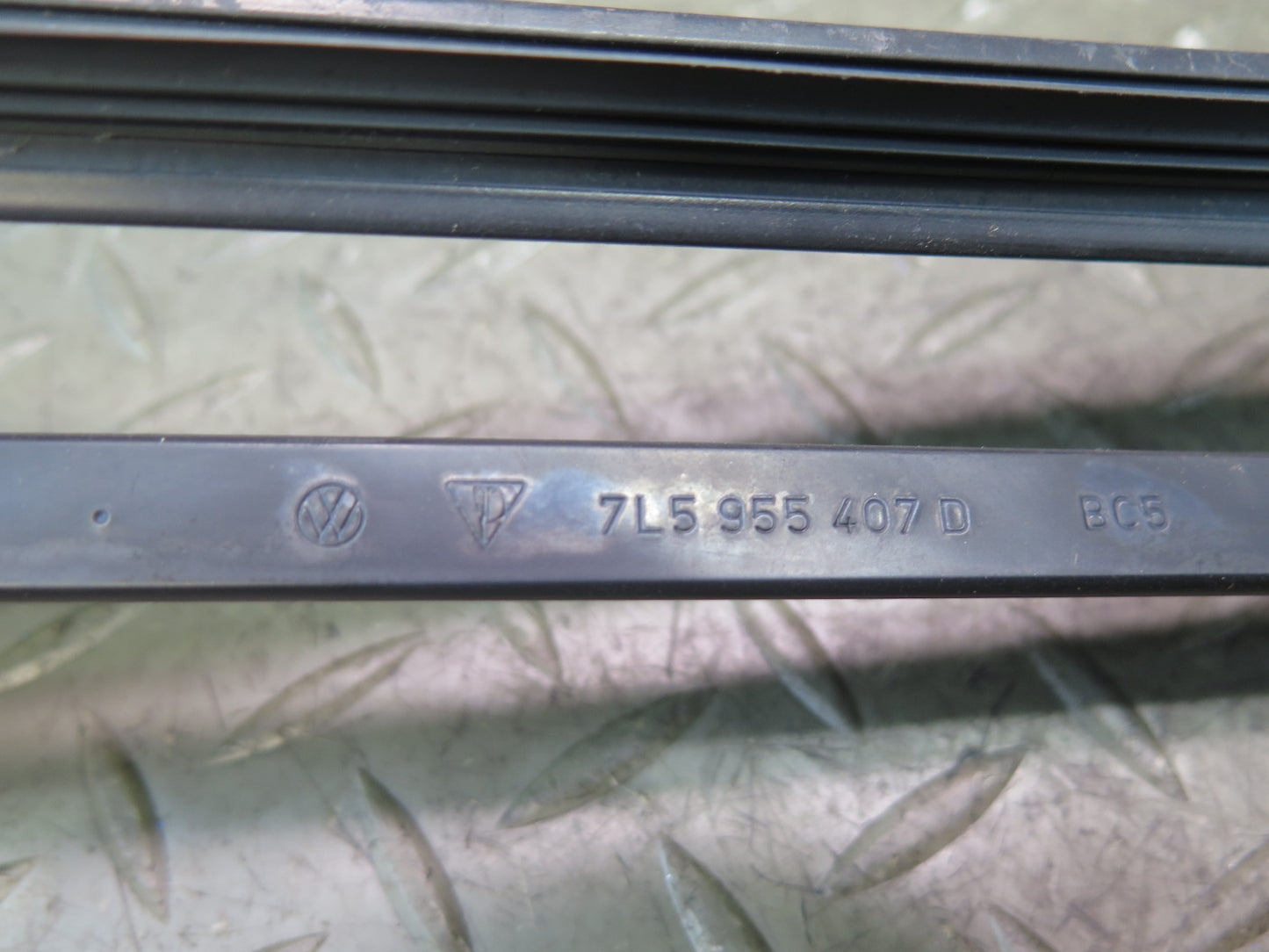 2003-2010 Porsche Cayenne 957 Front Left & Right Windshield Wiper Arm Set of 2