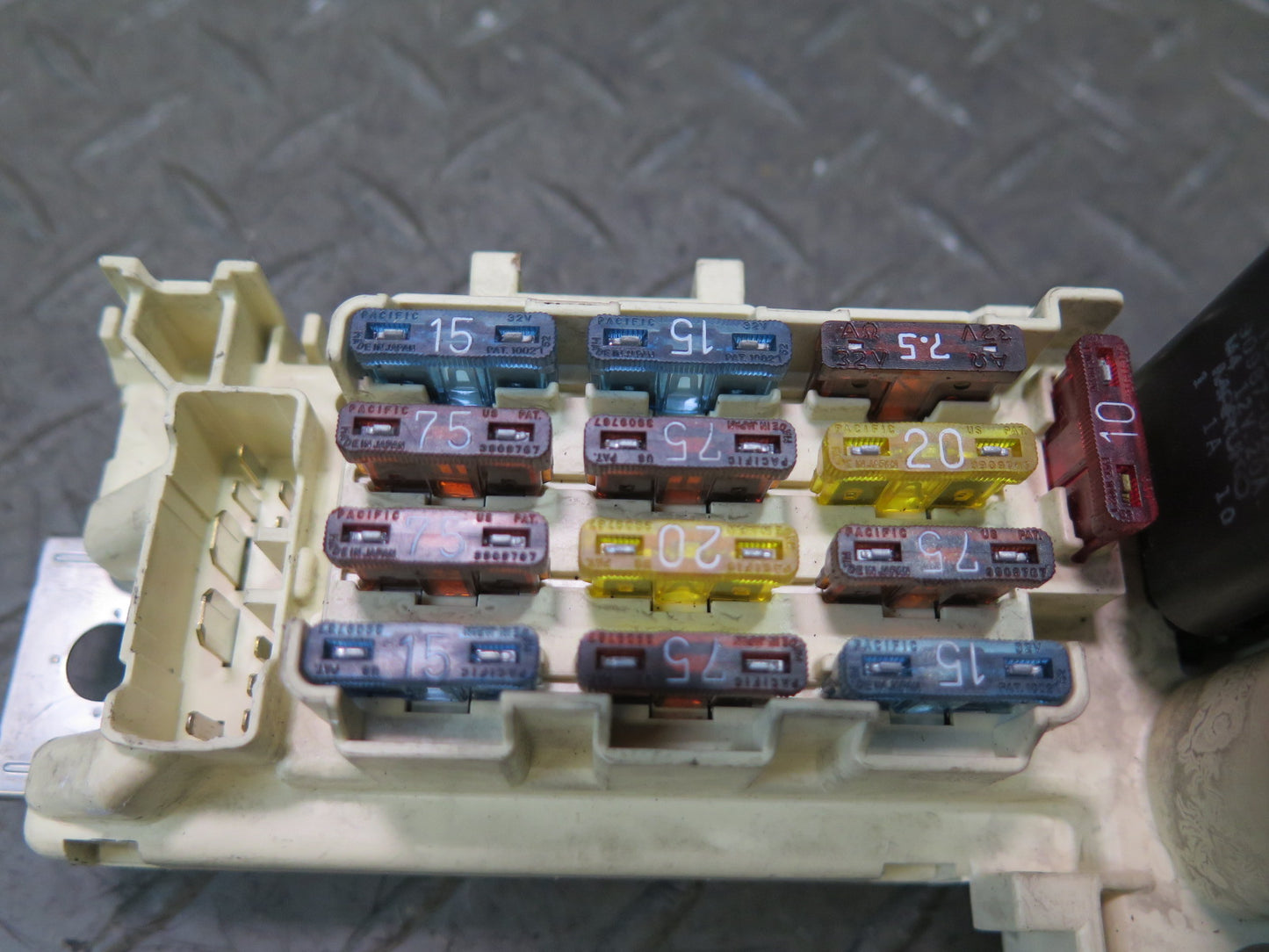 84-86 Toyota Cressida MX73 Under Dash Fuse Relay Box Module OEM