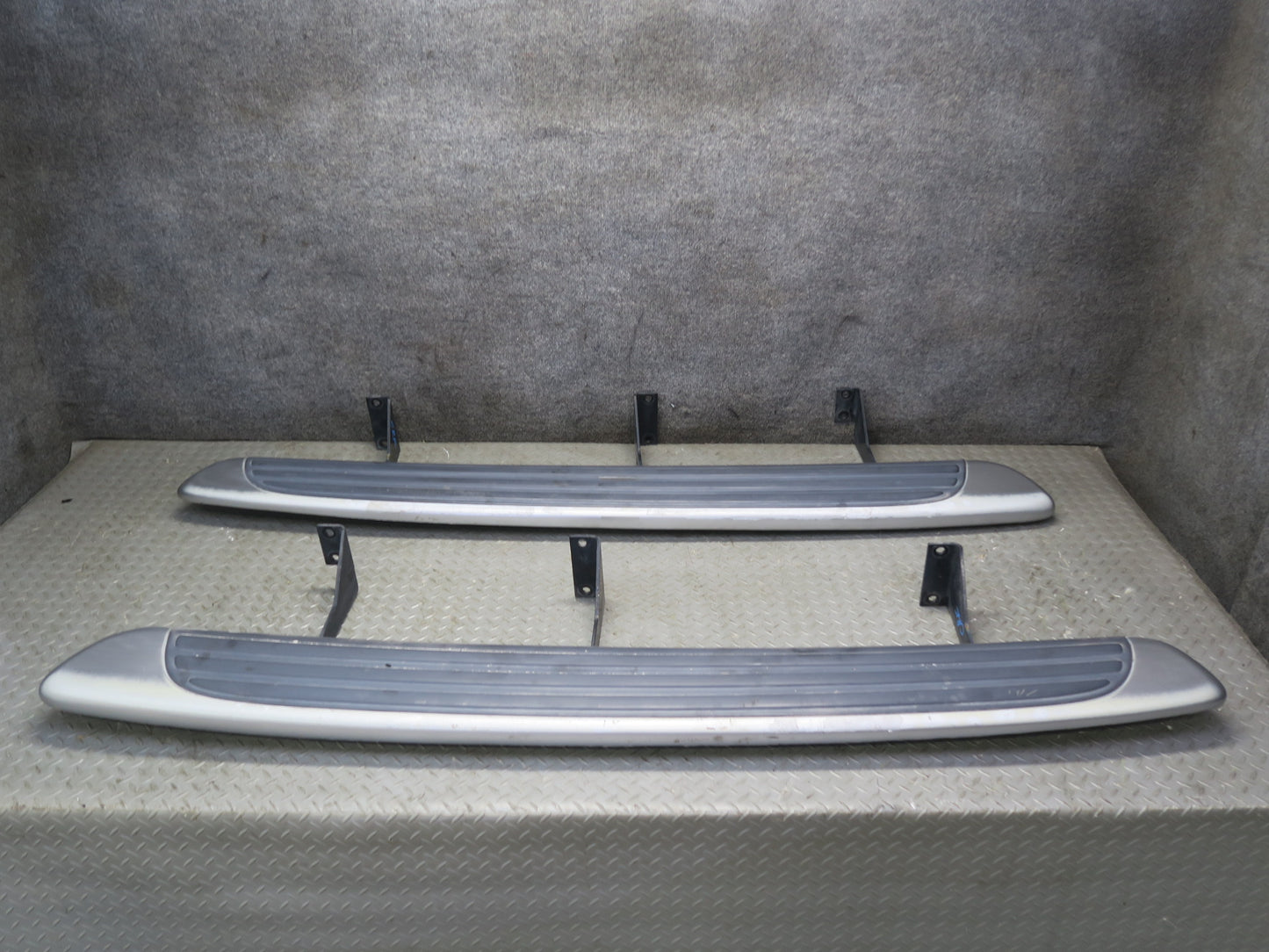 03-06 Chevrolet SSR Set of 2 Left & Right Running Board Silver w Mounts OEM