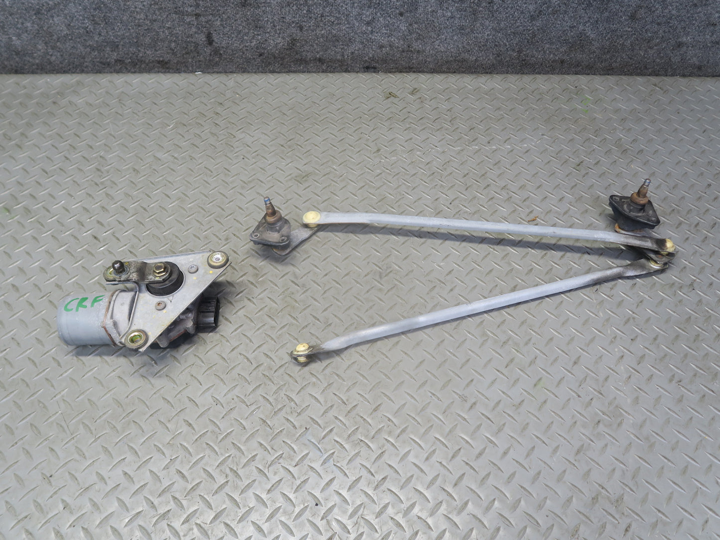 03-06 Chevrolet SSR Front Windshield Wiper Transmission Linkage w Motor OEM