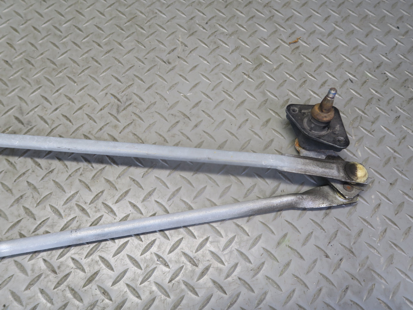 03-06 Chevrolet SSR Front Windshield Wiper Transmission Linkage w Motor OEM